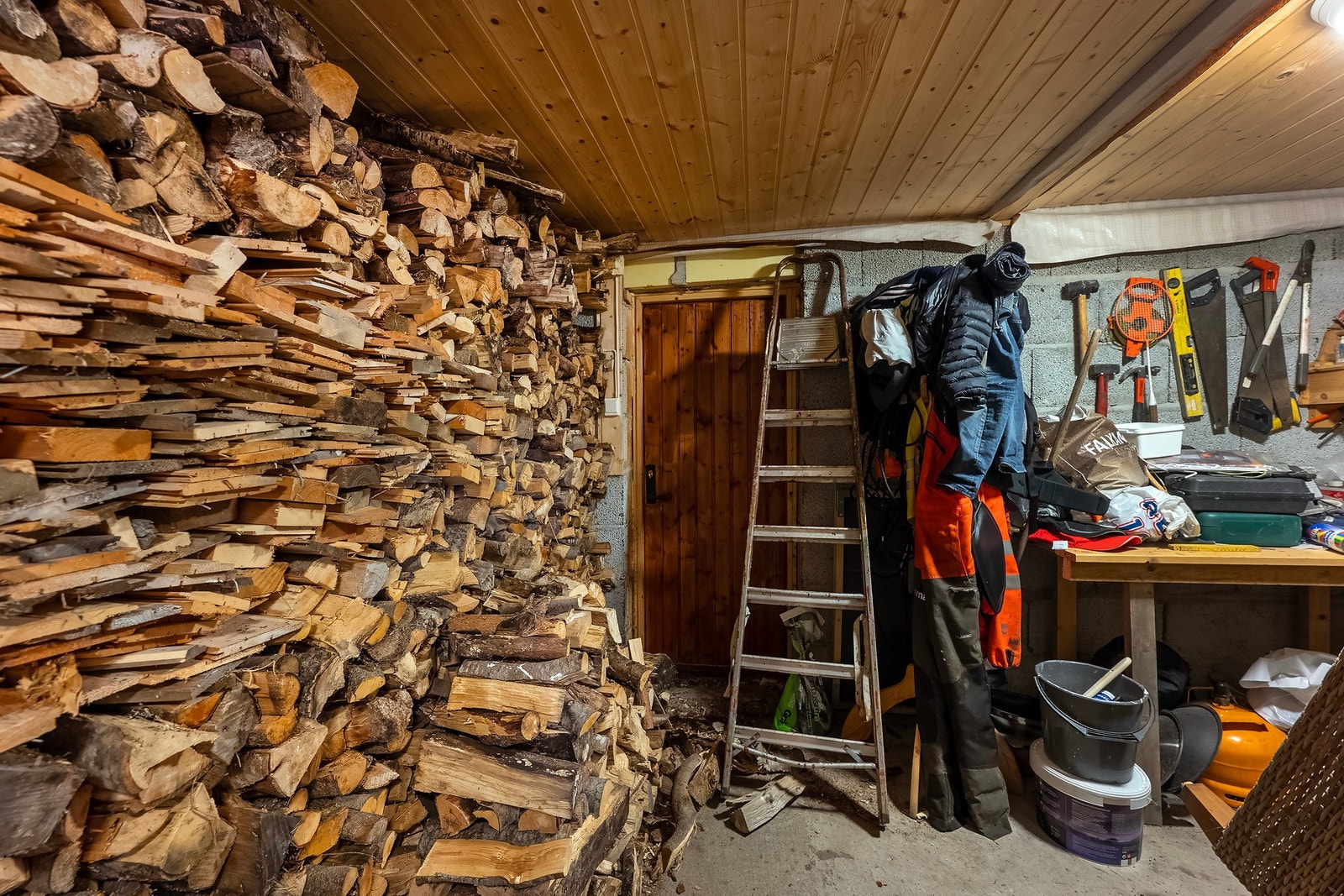 Praktisk bod som kommer godt med til oppbevaring av diverse. Galleribilde