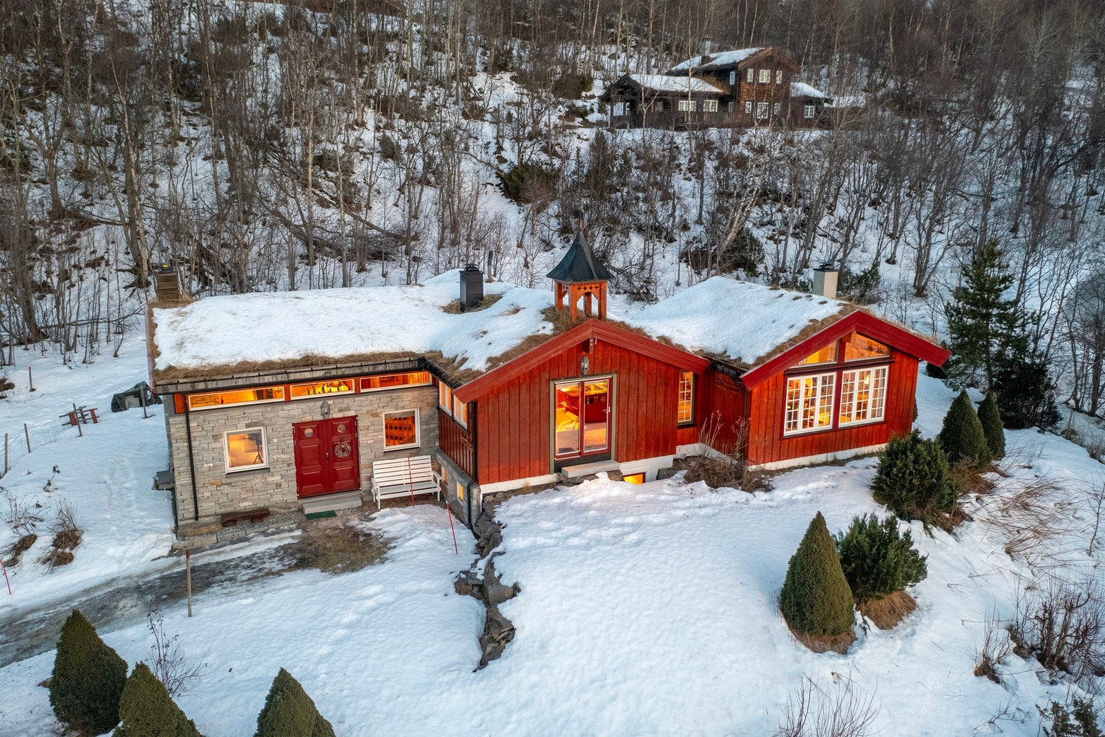 Eiendommen har en flott beliggenhet i Gjevilvassdalen og byr på nærhet til flere flotte turdestinasjoner. Galleribilde
