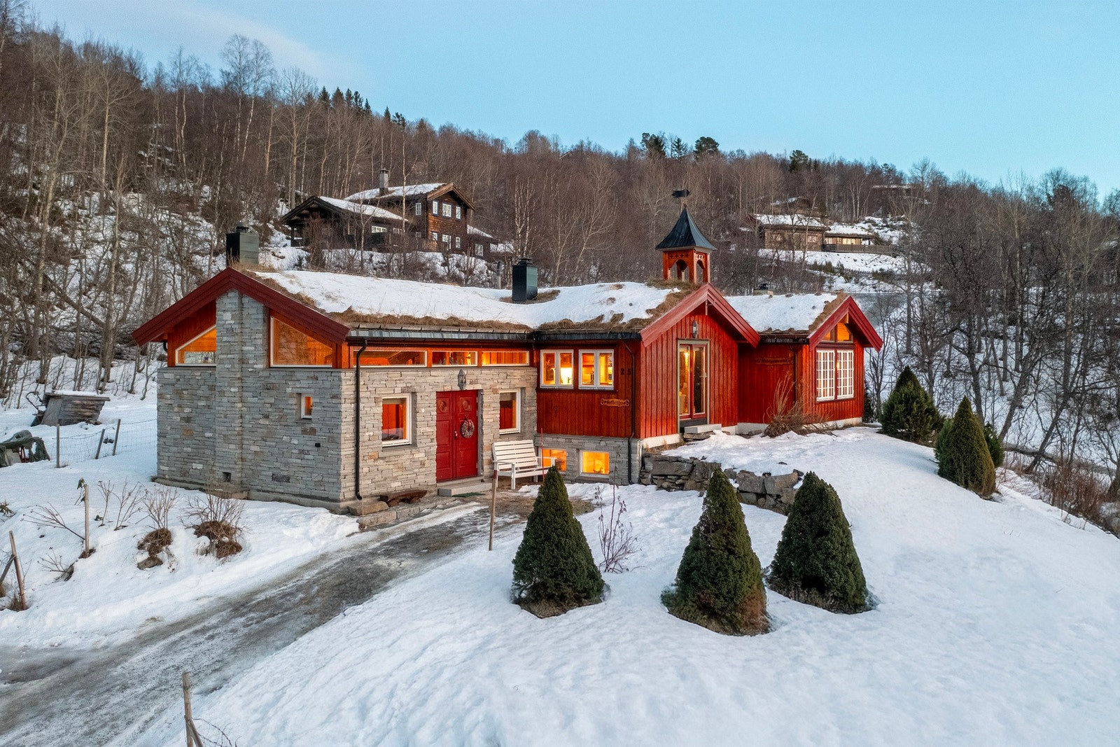 Per Hårstad v/EiendomsMegler 1 har gleden av å presentere Ytre Kvamsvegen 25. Galleribilde
