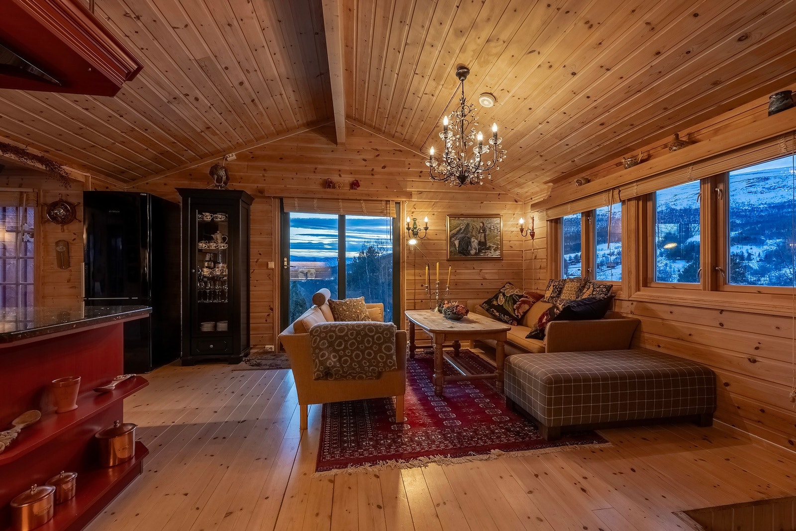 Hytta byr på flere romslige og luftige oppholdsrom. Galleribilde