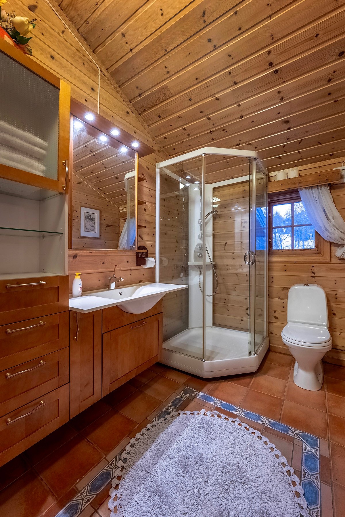 Pent bad med varmekabler i gulvet. Galleribilde