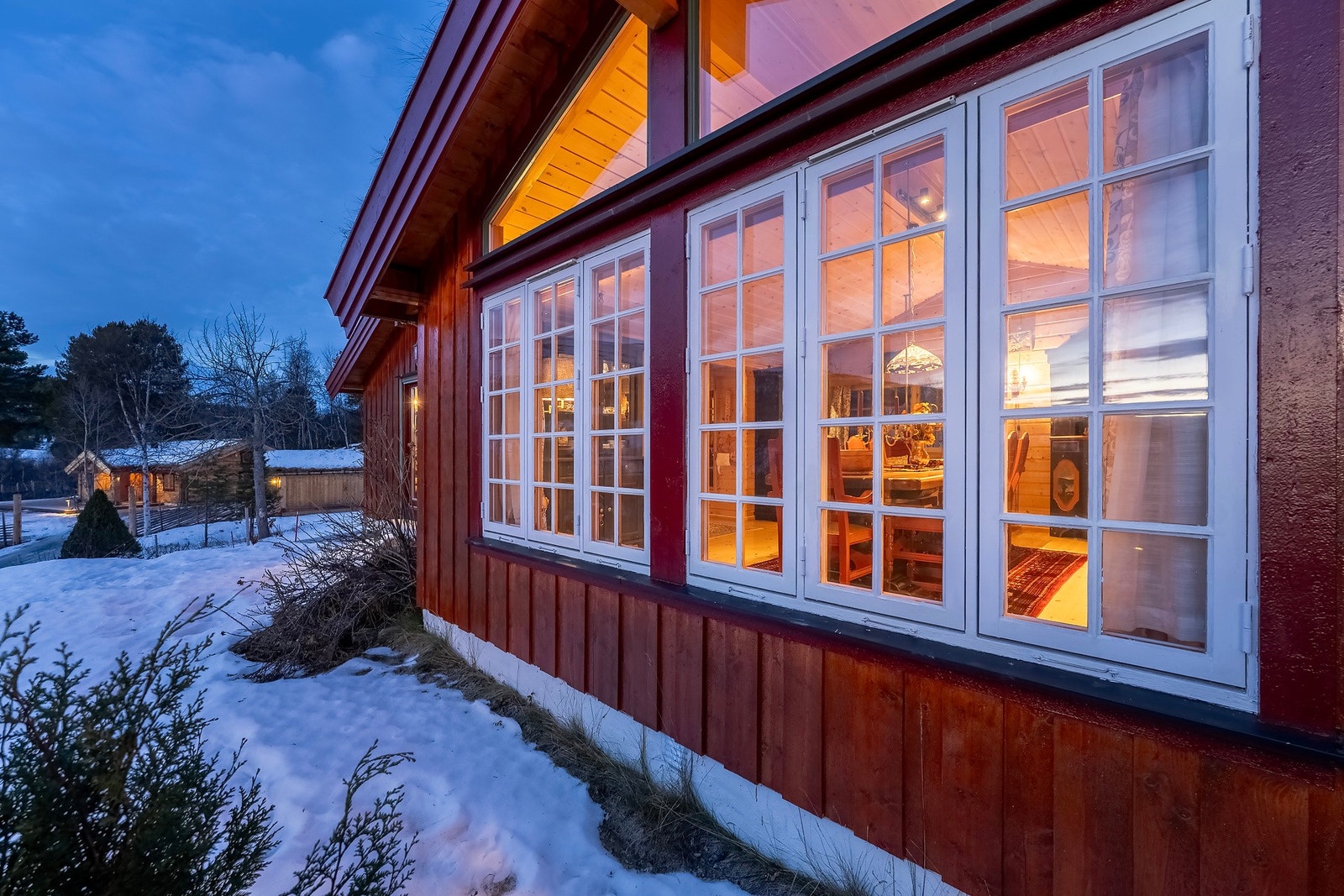 Eiendommen har gode solforhold og omkranset av flott natur. Galleribilde