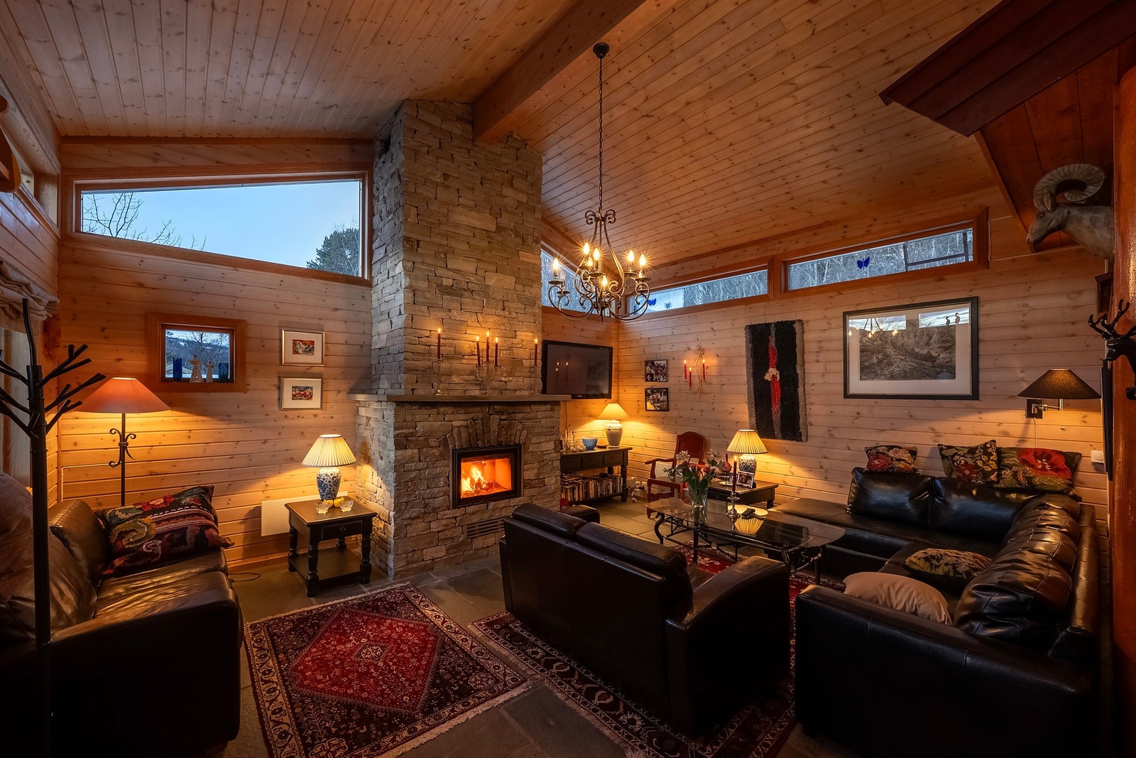 Flott og innholdsrik hytte med attraktiv beliggenhet i Gjevilvassdalen. Galleribilde