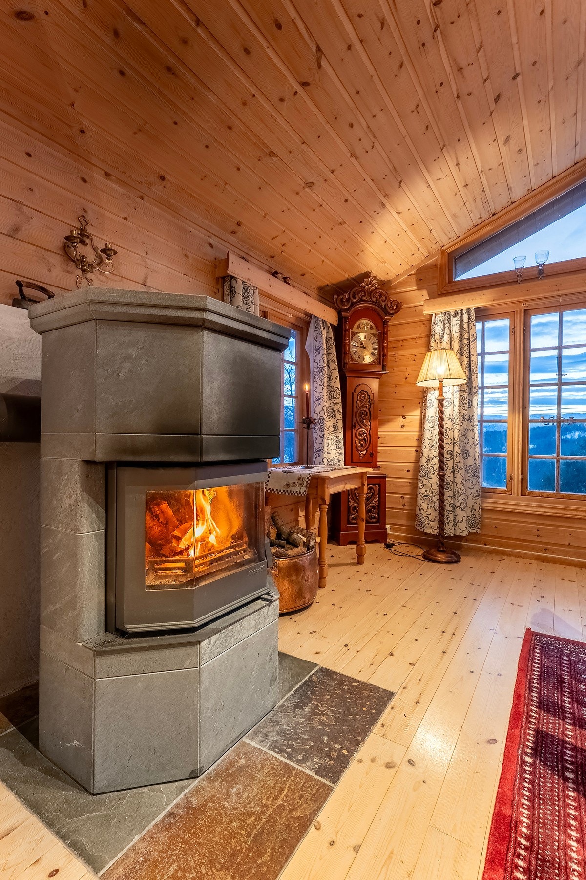 Det er innredet peis i rommet som bidrar til en hyggelig og stemningsfull atmosfære. Hytta har totalt 3 vedovner og 1 peis med innsats. Galleribilde