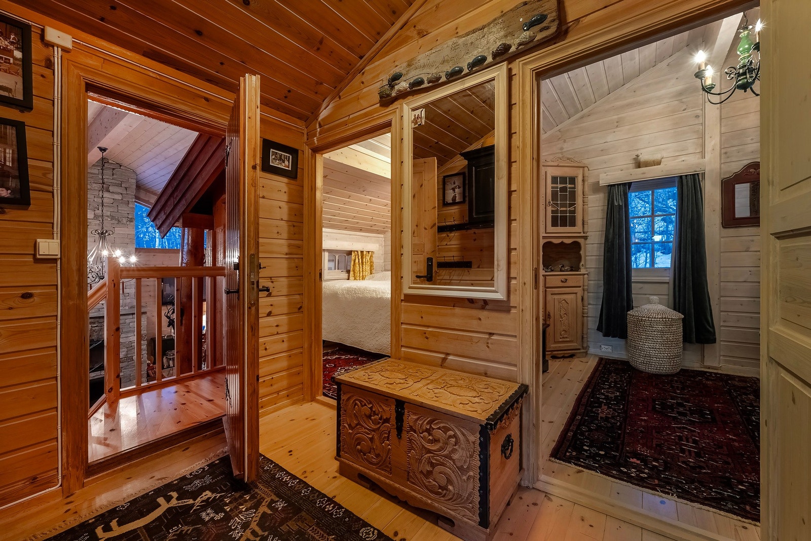 Videre i etasjen finner du 2 soverom. Galleribilde