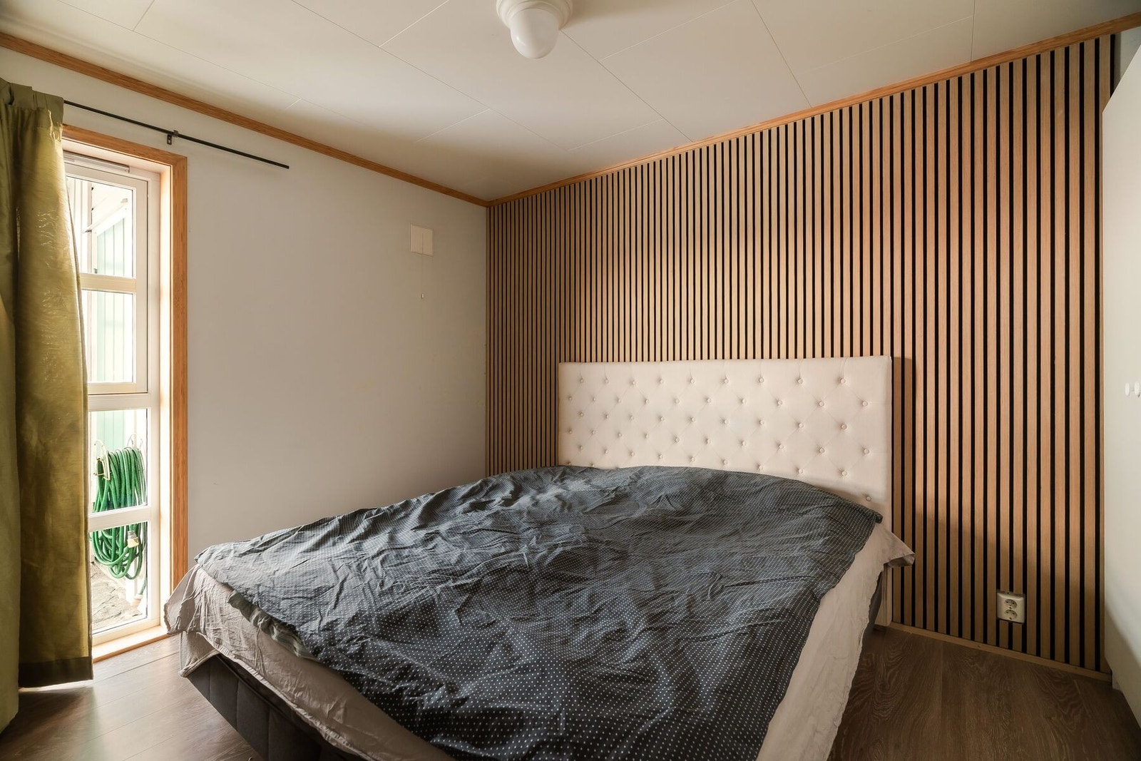 Hovedsoverommet er av god størrelse og måler 9,6 m². God plass til skyvedørsgarderobe eller annen ønskelig klesoppbevaring. Galleribilde