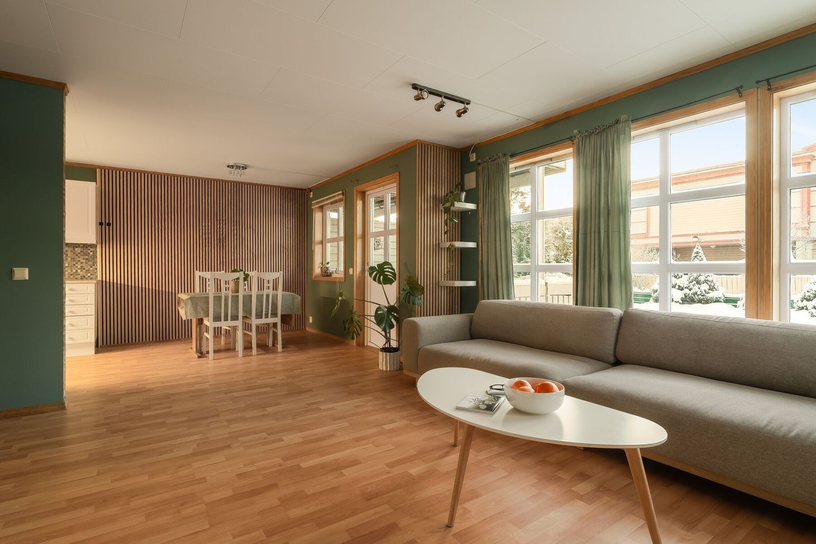 Stue og kjøkken har en åpen-løsning som sørger for en luftig bolig og god atmosfære. Galleribilde