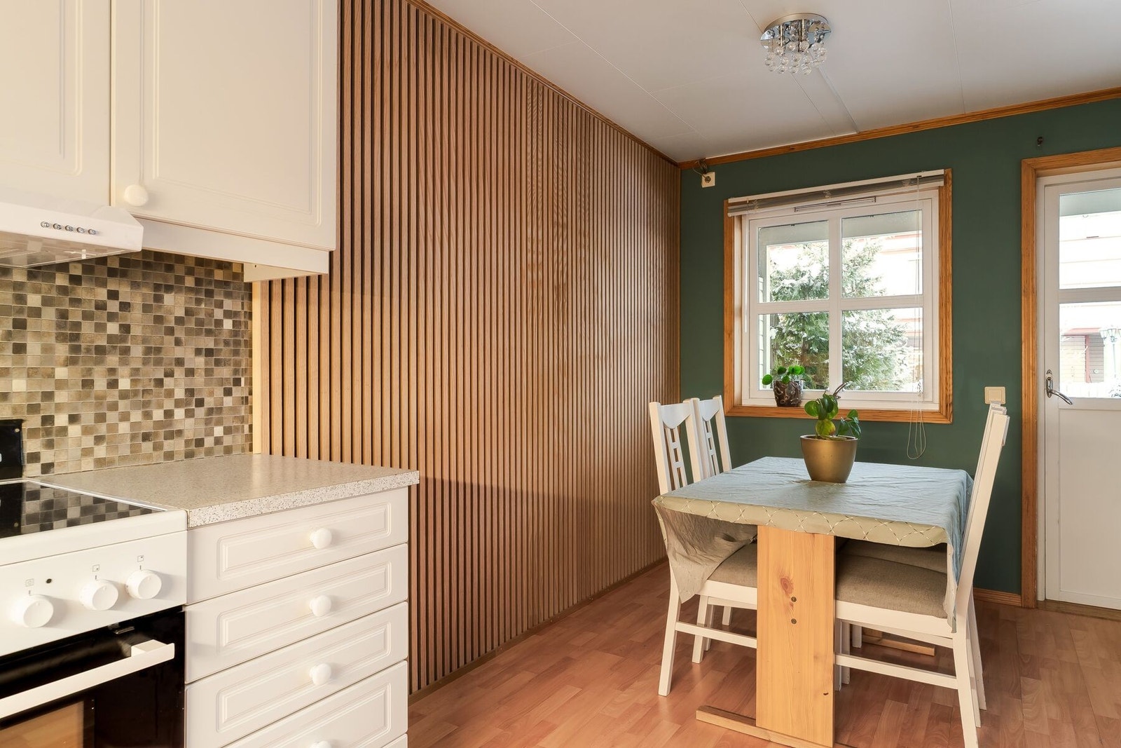 Videre fra spisestuen er det utgang til en herlig balkong. Galleribilde