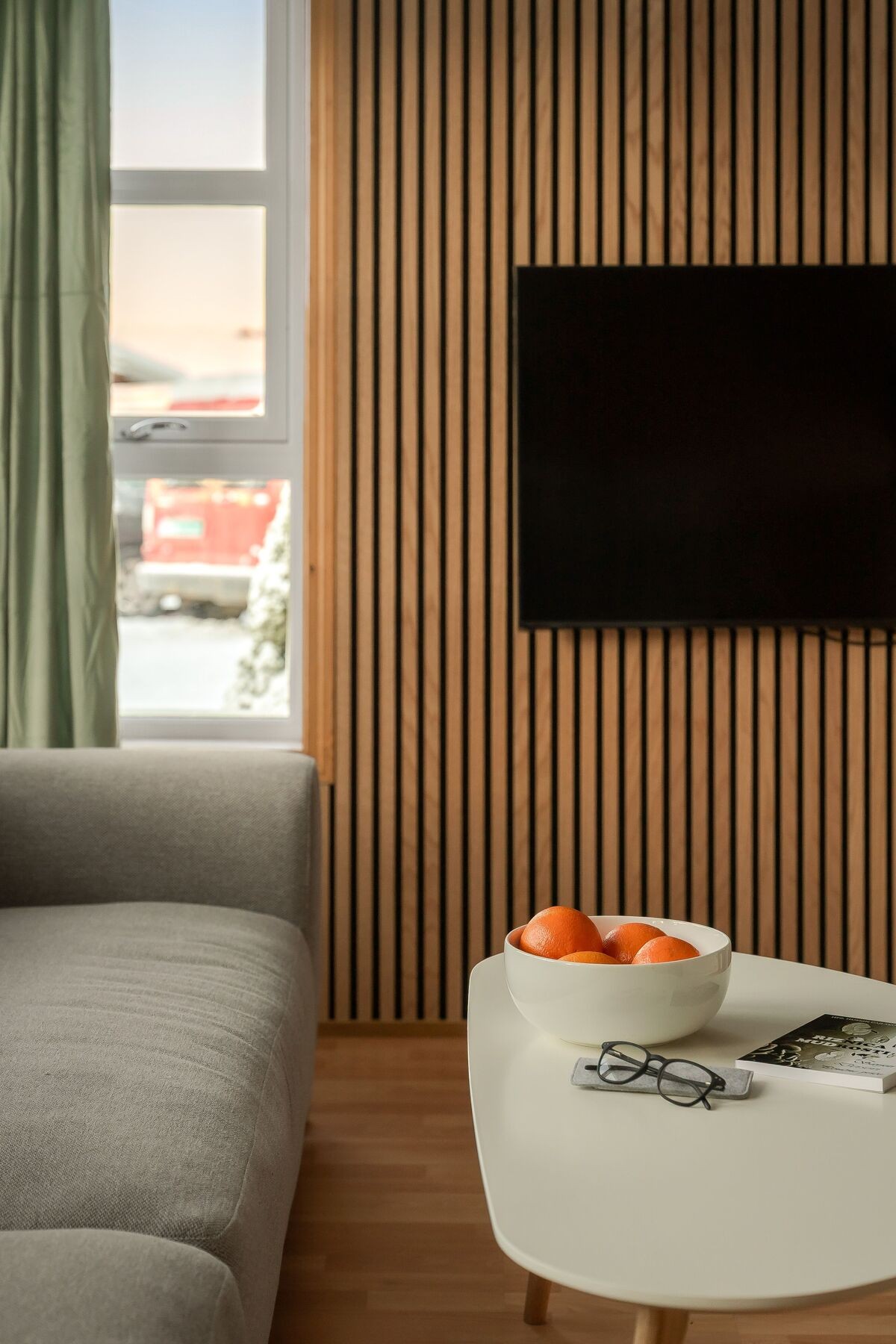 Stilige spiler som skaper ekstra spill i rommet. Galleribilde