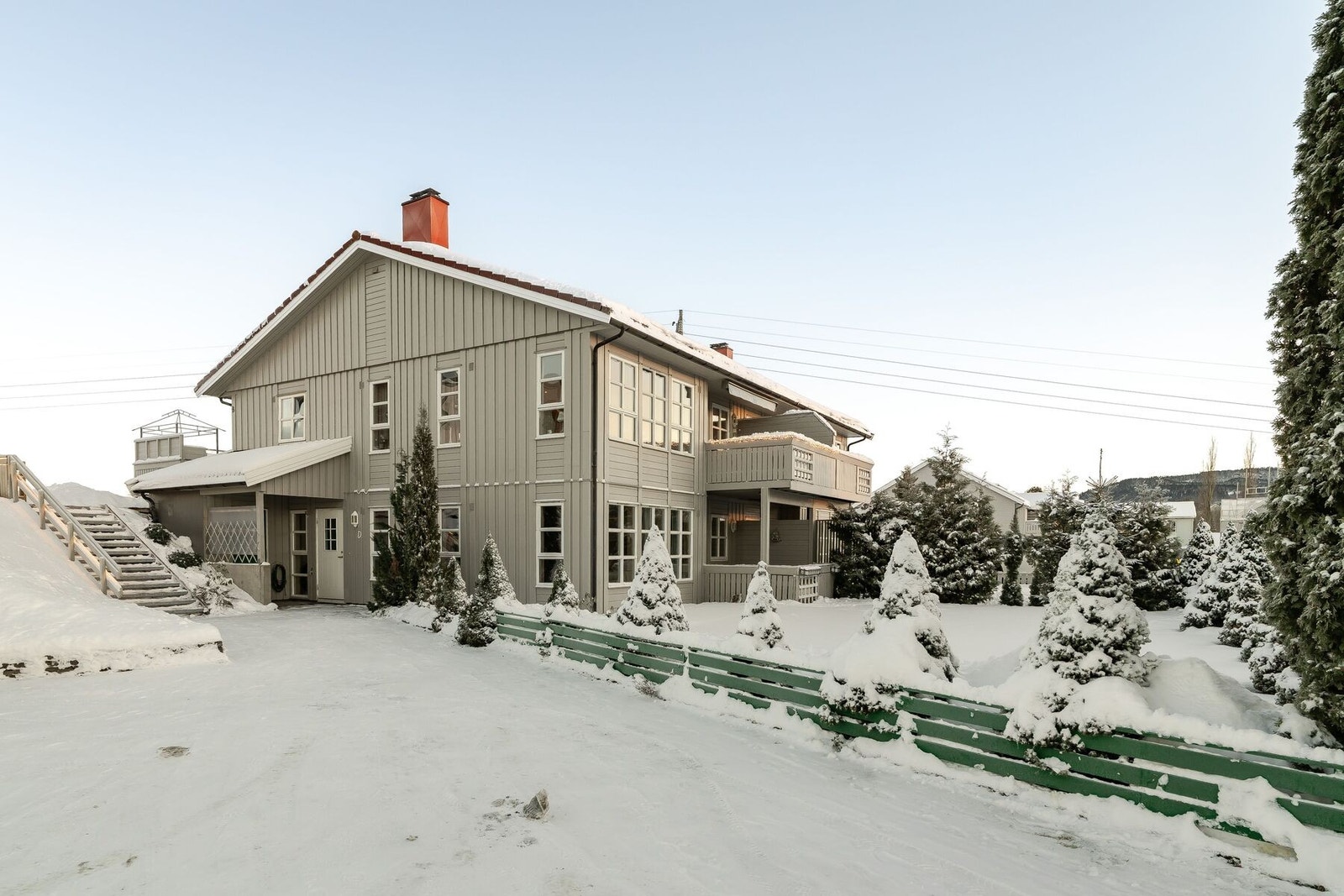 Utvendig bod vedsiden av inngangen som kommer godt med til hageutstyr, sykler etc. Galleribilde