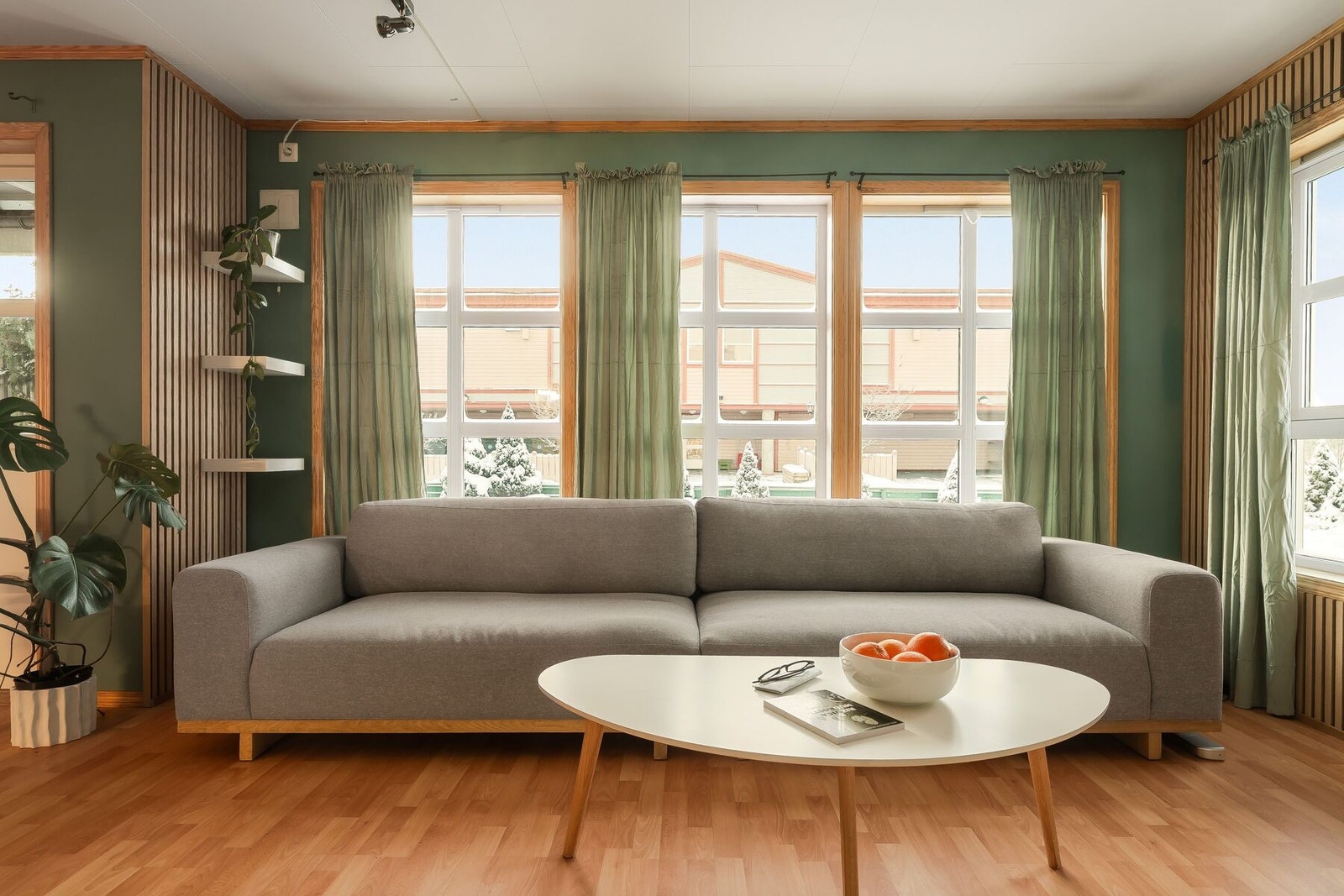 Stuen nyter godt av de mange vindusflatene som sørger for rikelig med naturlig lysinnslipp. Galleribilde