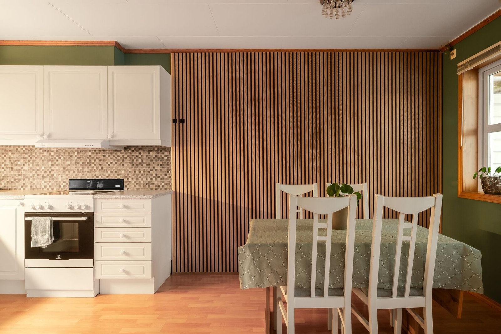 Mellom stue og kjøkken finner spisestuen sin naturlige plassering. Galleribilde