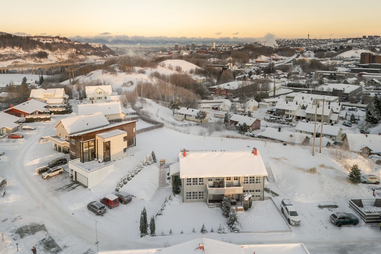 Boligen har en god plassering på Rate i Fossegrenda med nærhet til butikk, treningssenter, turområder, bussholdeplass, for å nevne noe. Galleribilde