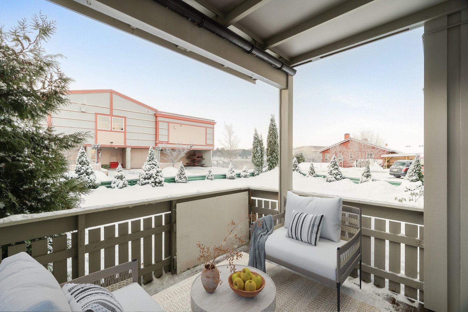 Balkongen er på ca. 8 m² og er delvis overbygd og har praktisk nedgang til den store hagen. (Bildet er digitalt møblert og er kun et eksempel på møblering.) Galleribilde