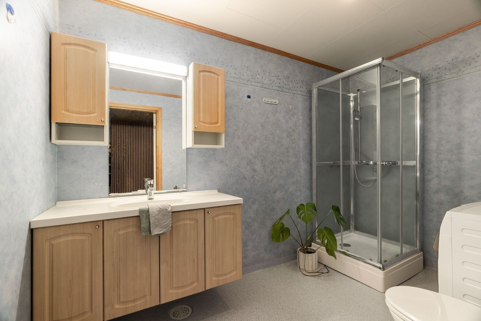 Romslig og lyst bad på 6,7 m². Galleribilde