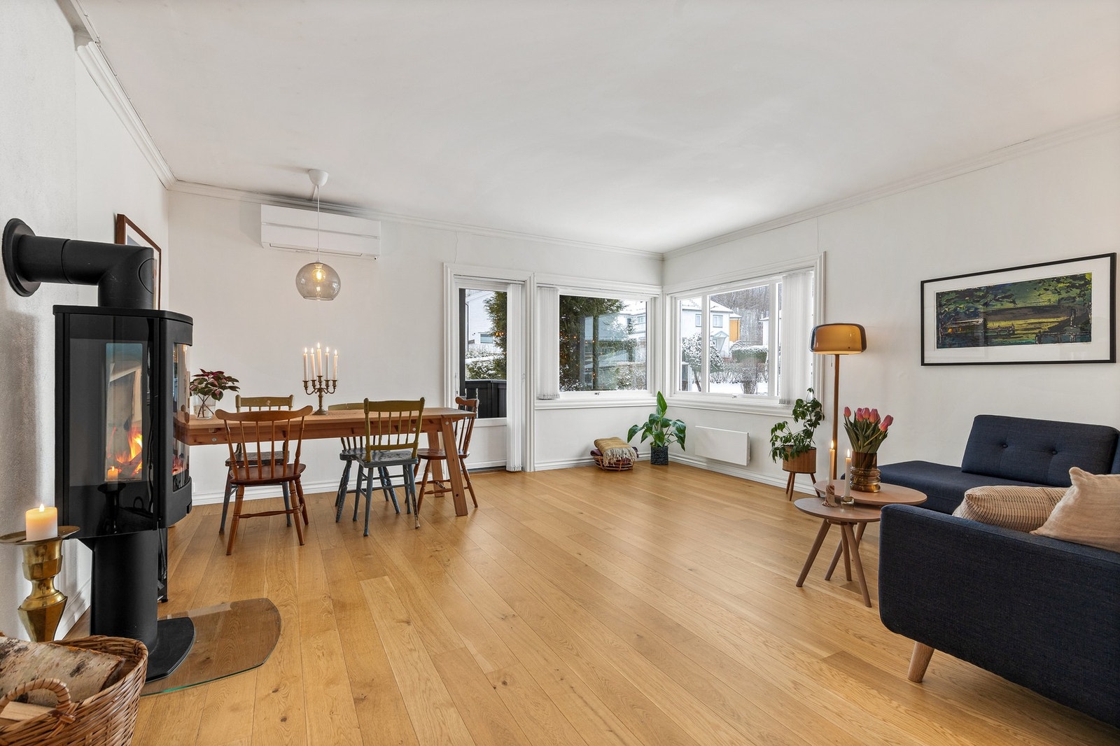 I tillegg er det installert en varmepumpe fra 2023 som er god å ha på kaldere dager, og samtidig gir god kjøling på varme dager Galleribilde