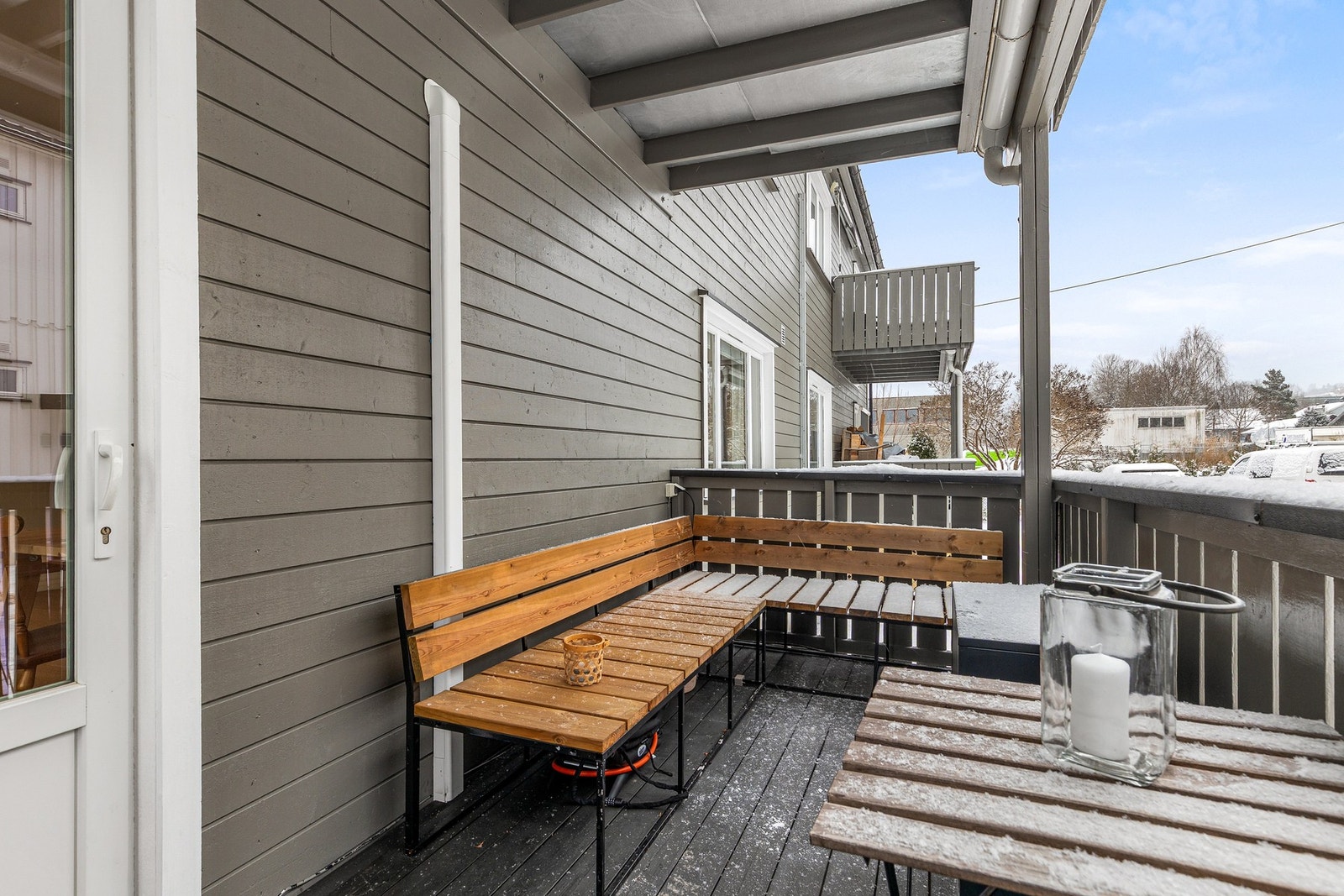 Terrassen er oppført i trekonstruksjon og har rekkverk med stående bord. Galleribilde