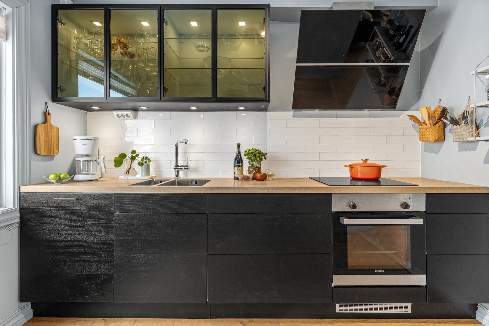 Dette er en innbydende leilighet med oppgradert kjøkken og bad Galleribilde