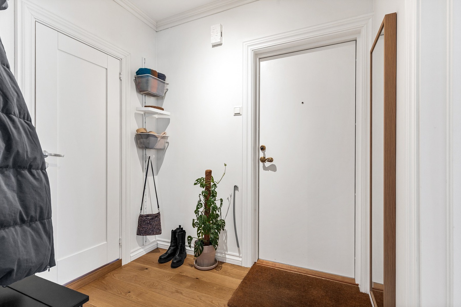 Romslig entré med plass til oppheng av yttertøy og sko Galleribilde