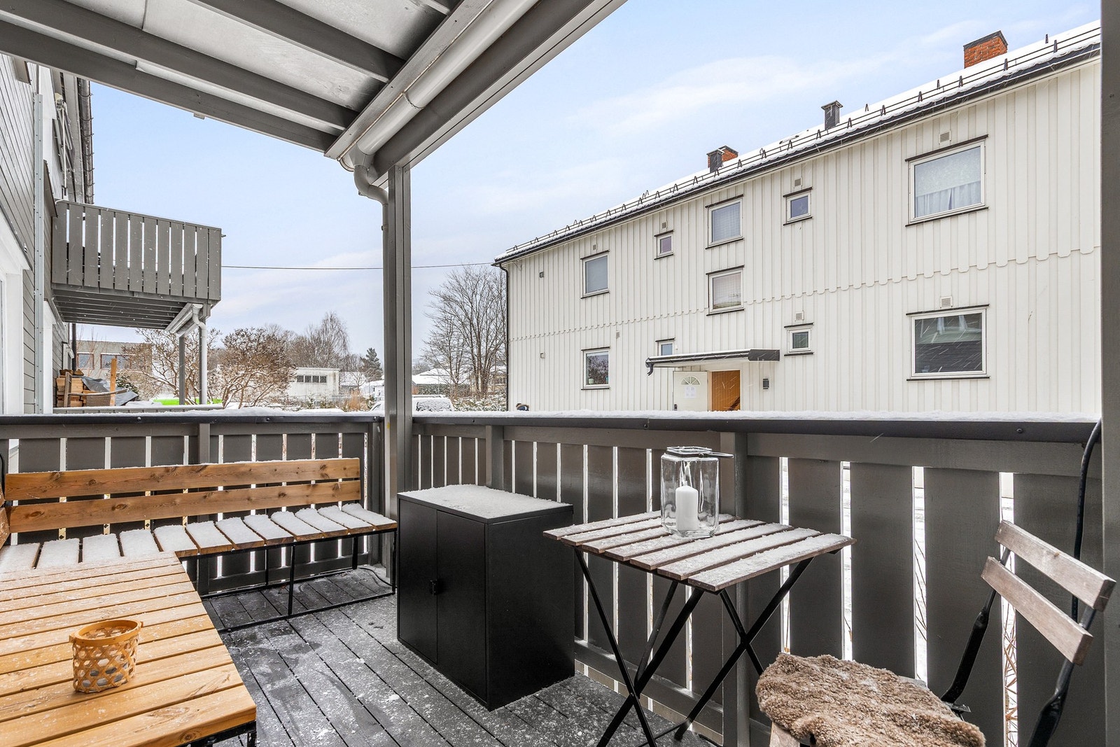 Fra stuen er det utgang til sydvendt terrasse på ca. 8 kvm Galleribilde