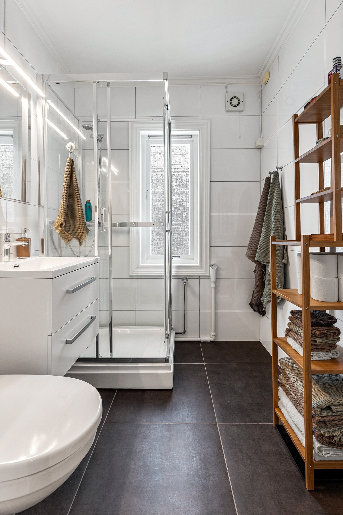 Helfliset bad fra 2018 med gulvvarme og malt flate i himling Galleribilde