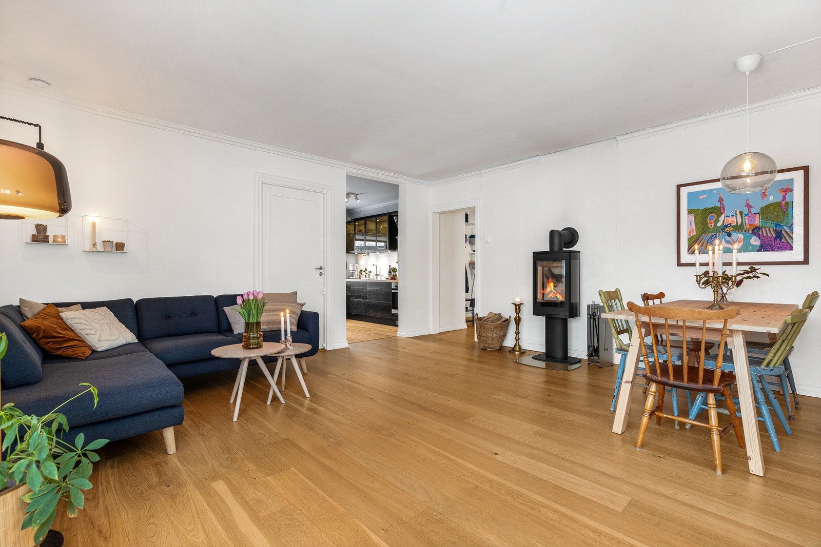 Stuen har 1-stavs parkettgulv, malte plater på vegger og takplater i himling Galleribilde