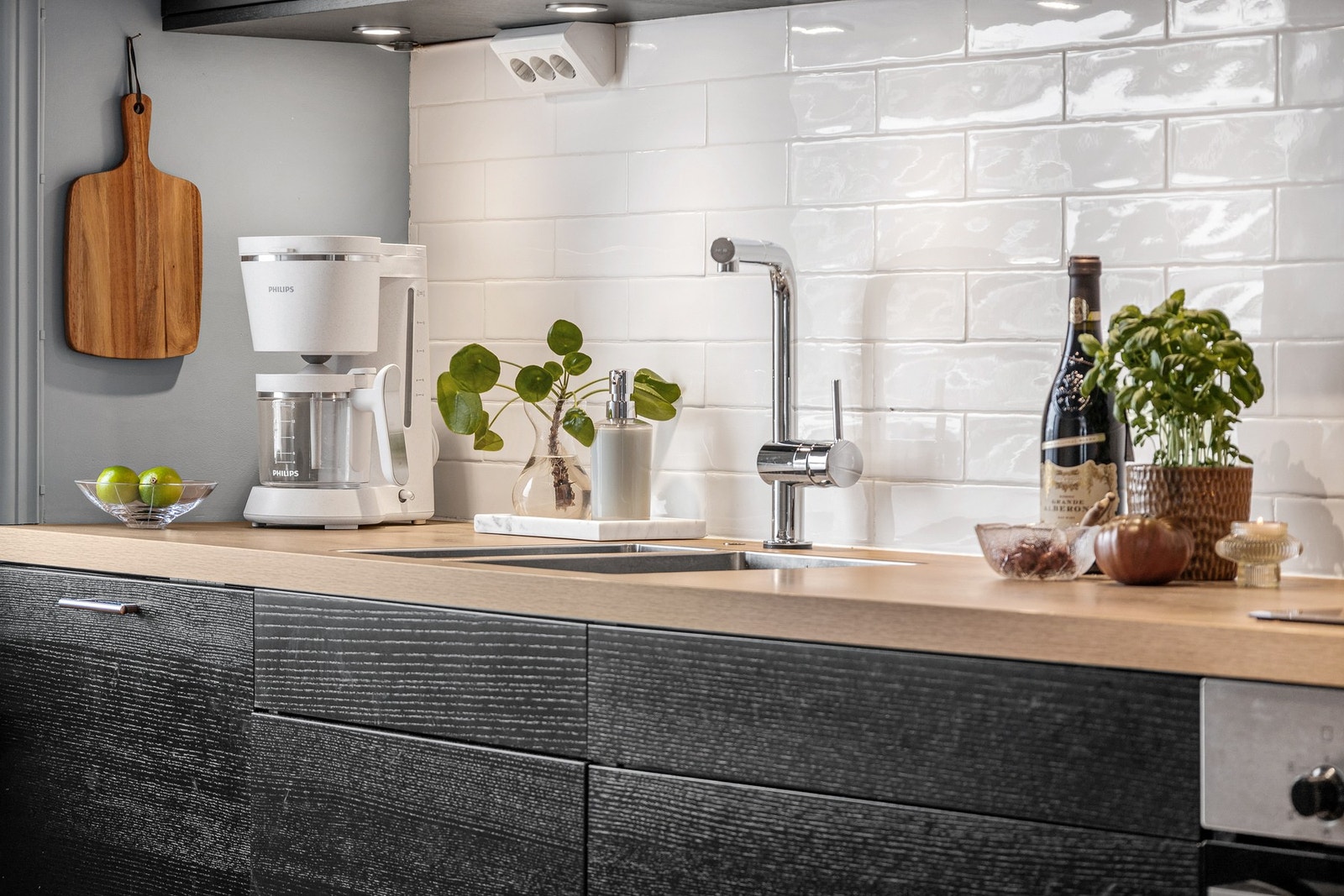 Innredningen har integrert oppvaskmaskin, induksjonstopp og stekeovn Galleribilde