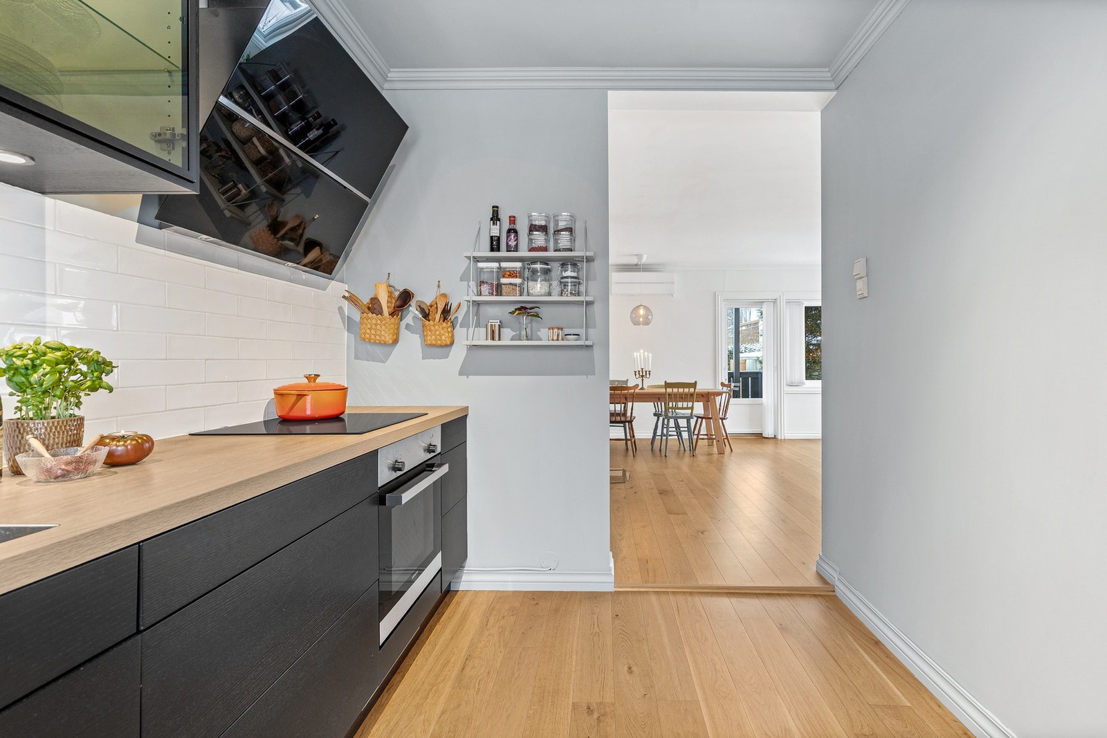 Rommet har parkett på gulv, malte plater på vegger og malt flate i himling Galleribilde