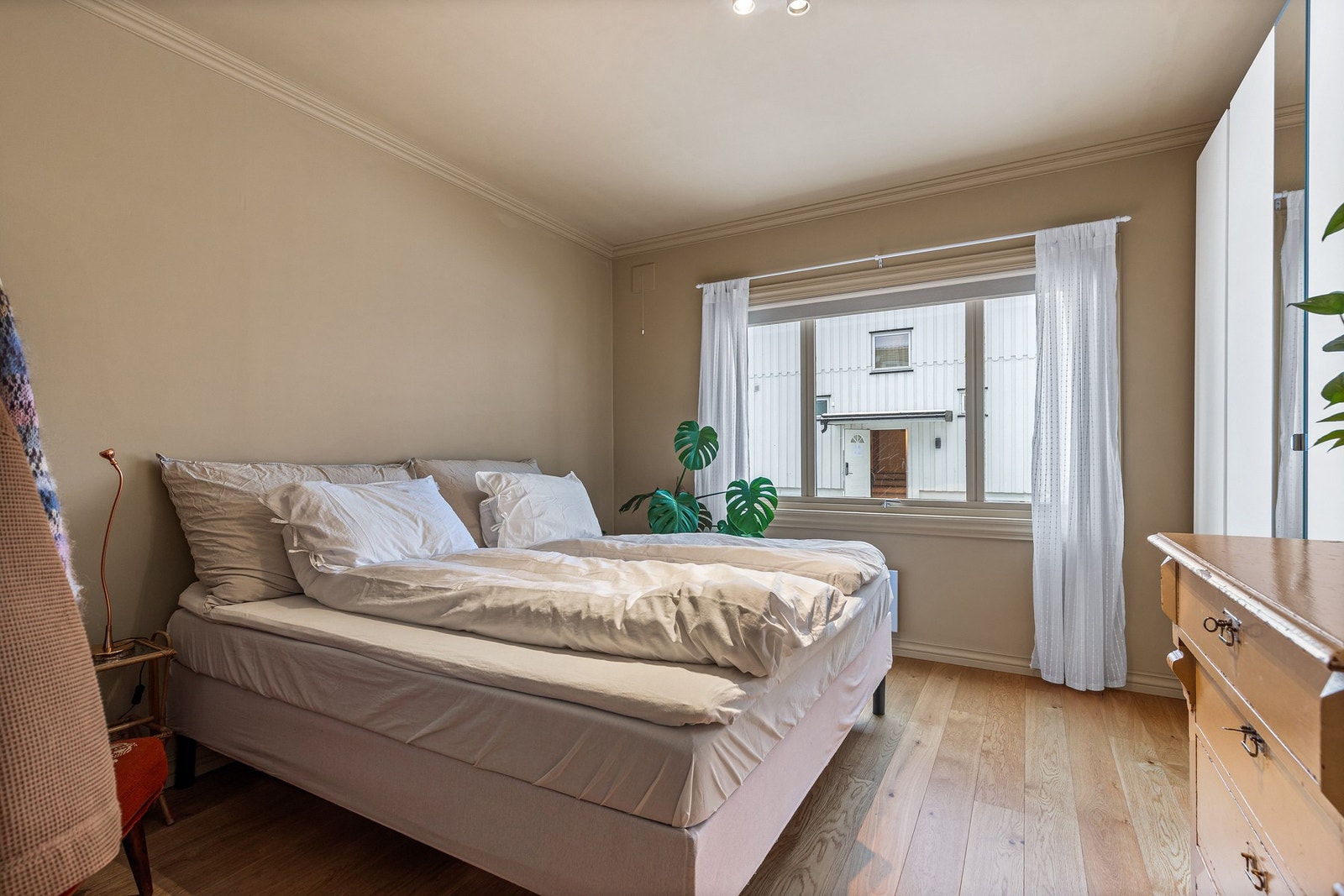 Leiligheten har totalt to soverom, begge av fin størrelse og med plass til seng og garderobeskap Galleribilde