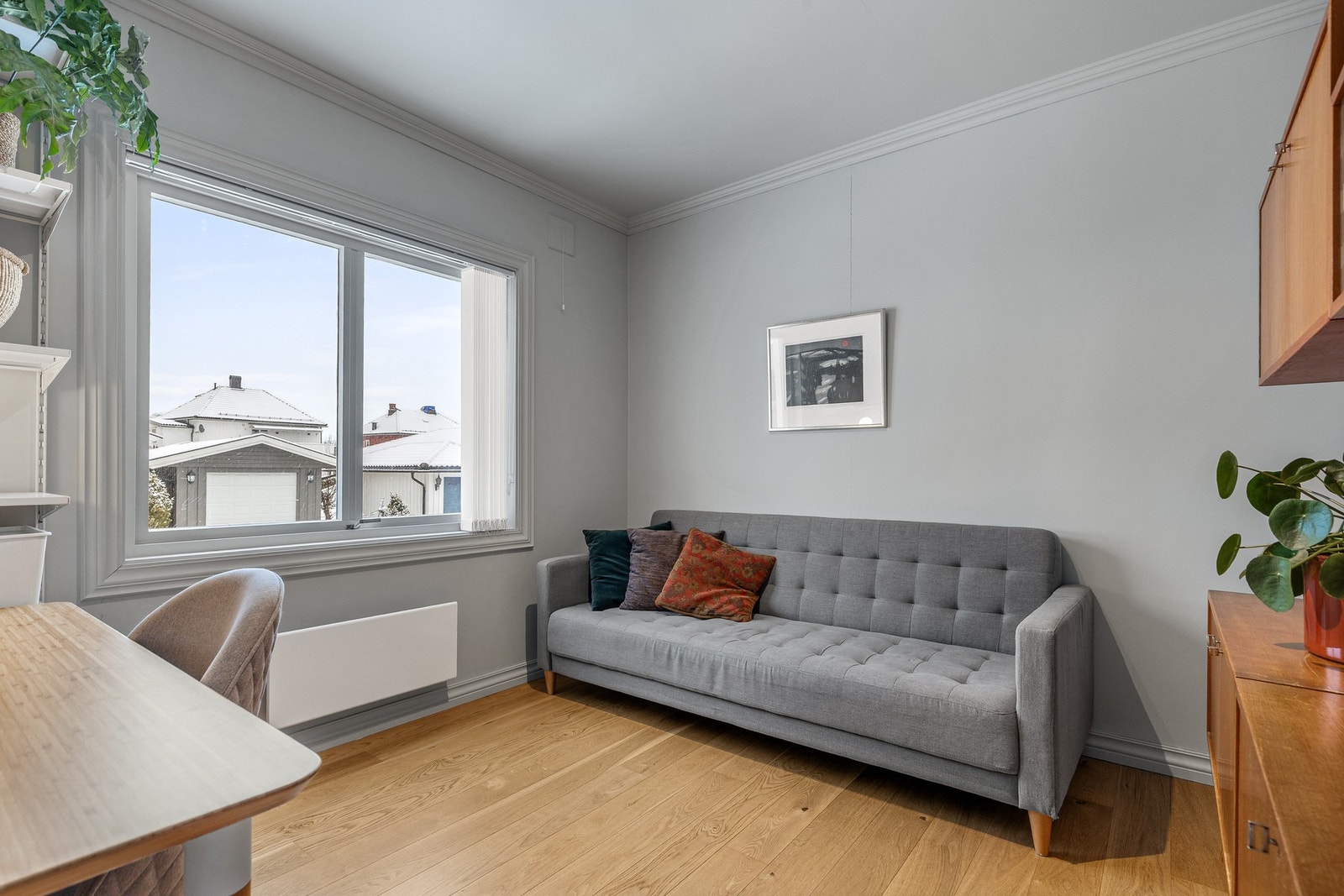 Begge rommene har parkett på gulv og slette flater på vegger og i himling Galleribilde