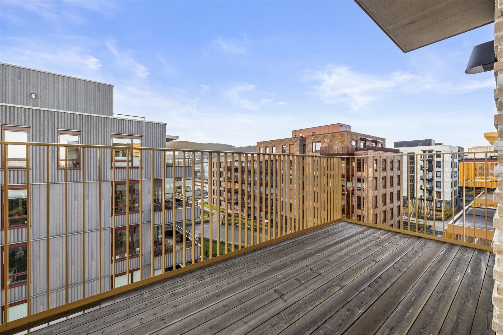 Balkongen med utgang fra stuen har plass til en hyggelig sittegruppe. Galleribilde