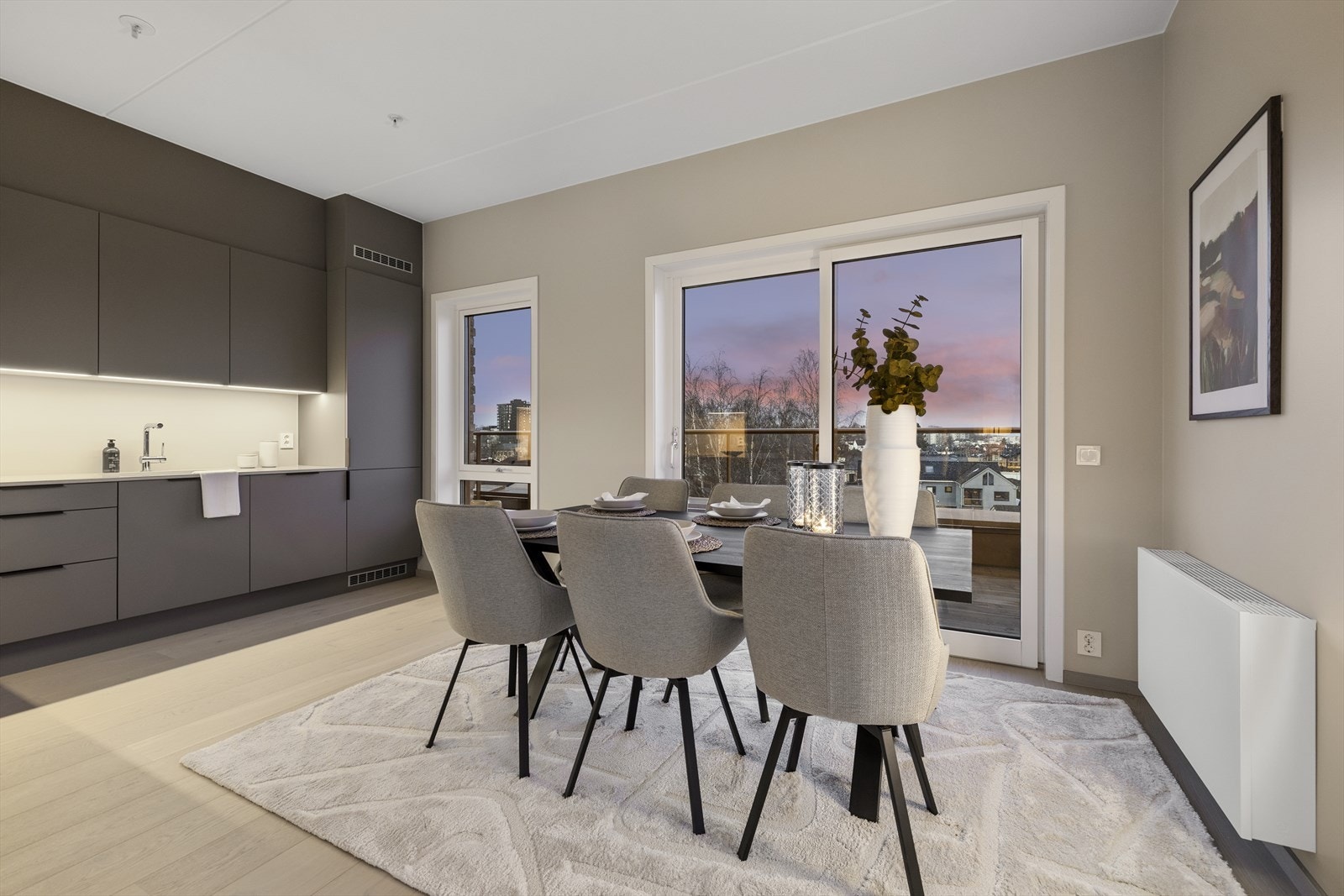 Spisestuen er plassert i tilknytning til kjøkkenet og har utgang til leilighetens andre balkong. Galleribilde