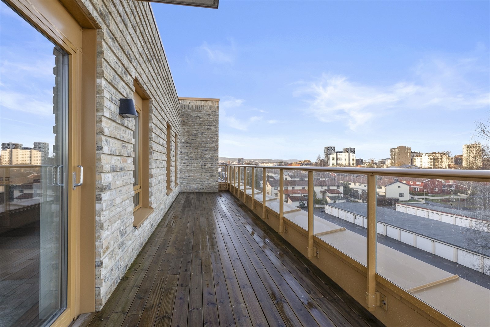 Balkongen er svært romslig og strekker seg langs store deler av leiligheten. Galleribilde