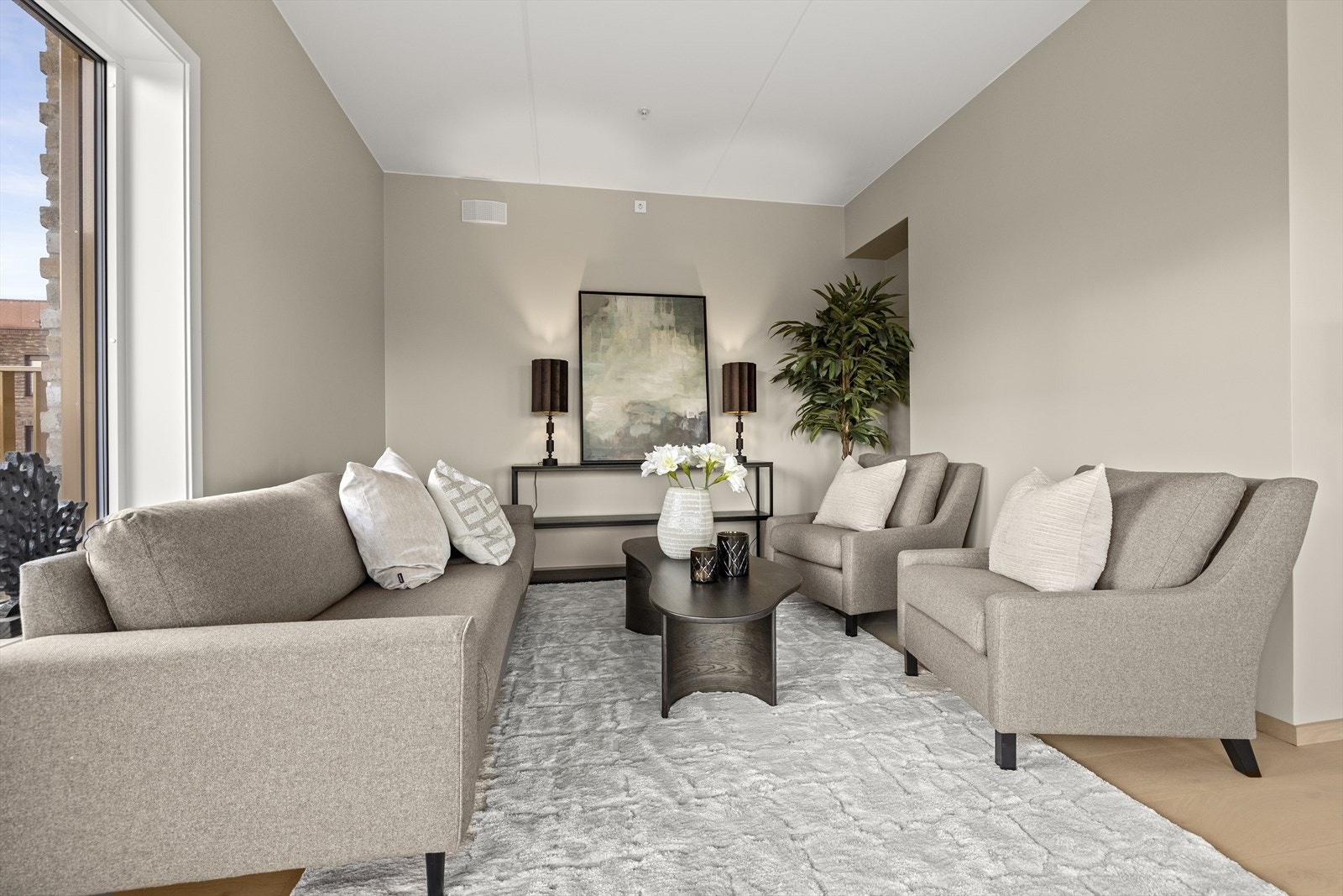 Stuen er romslig og gir god fleksibilitet for møblering med flere sittegrupper. Galleribilde