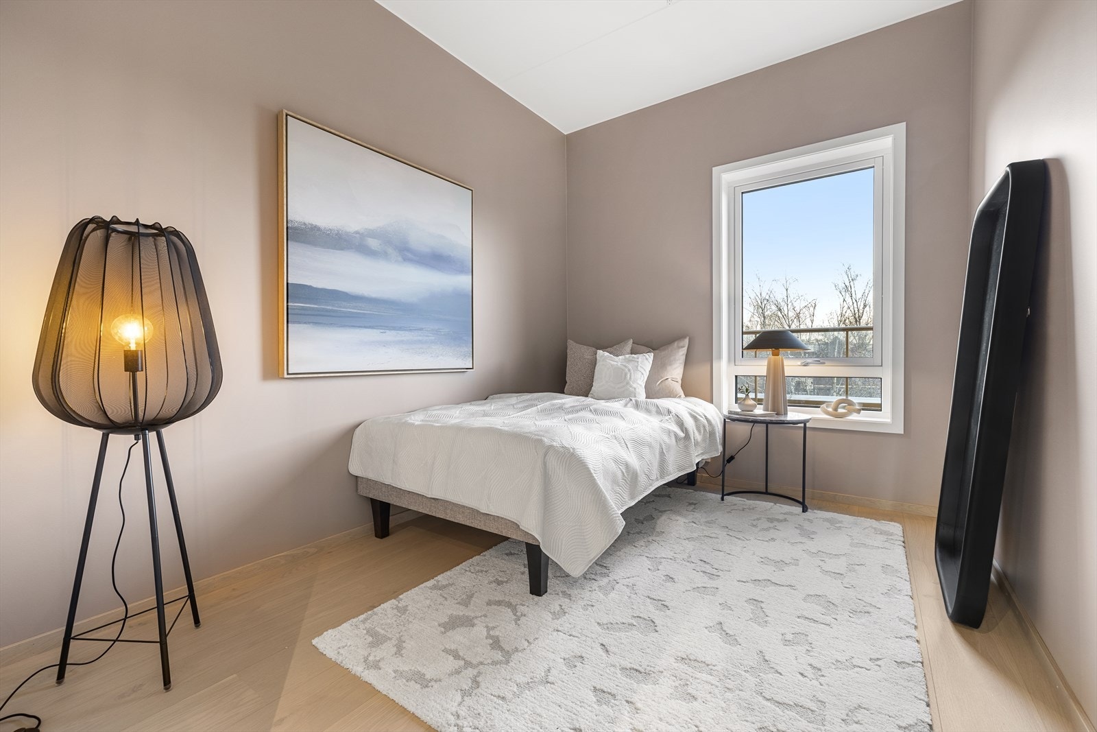 Leilighetens andre soverom egner seg godt som barnerom, gjesterom eller kontor. Galleribilde