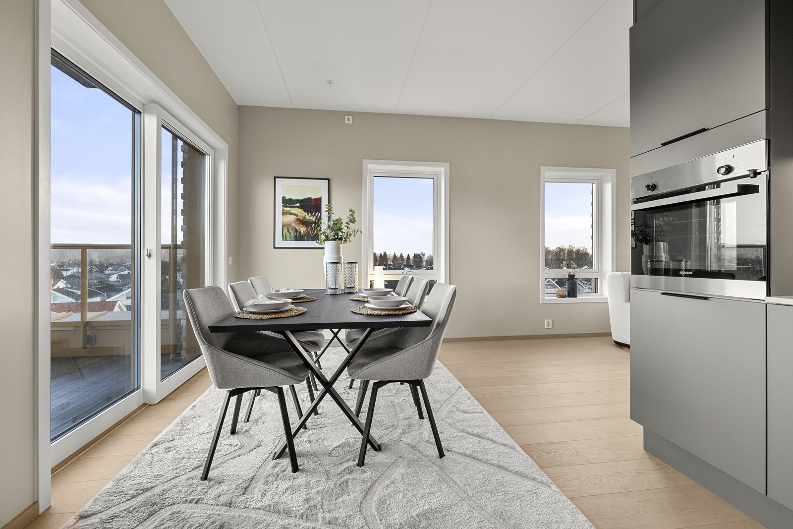 Den åpne løsningen mellom kjøkken og spisestue skaper en sosial og innbydende sone. Galleribilde