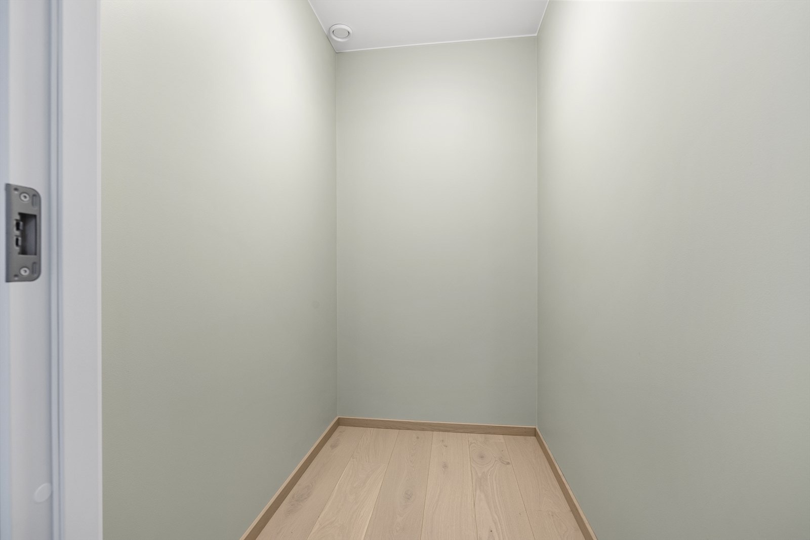 Praktisk innvendig bod eller walk-in garderobe om du vil. Galleribilde