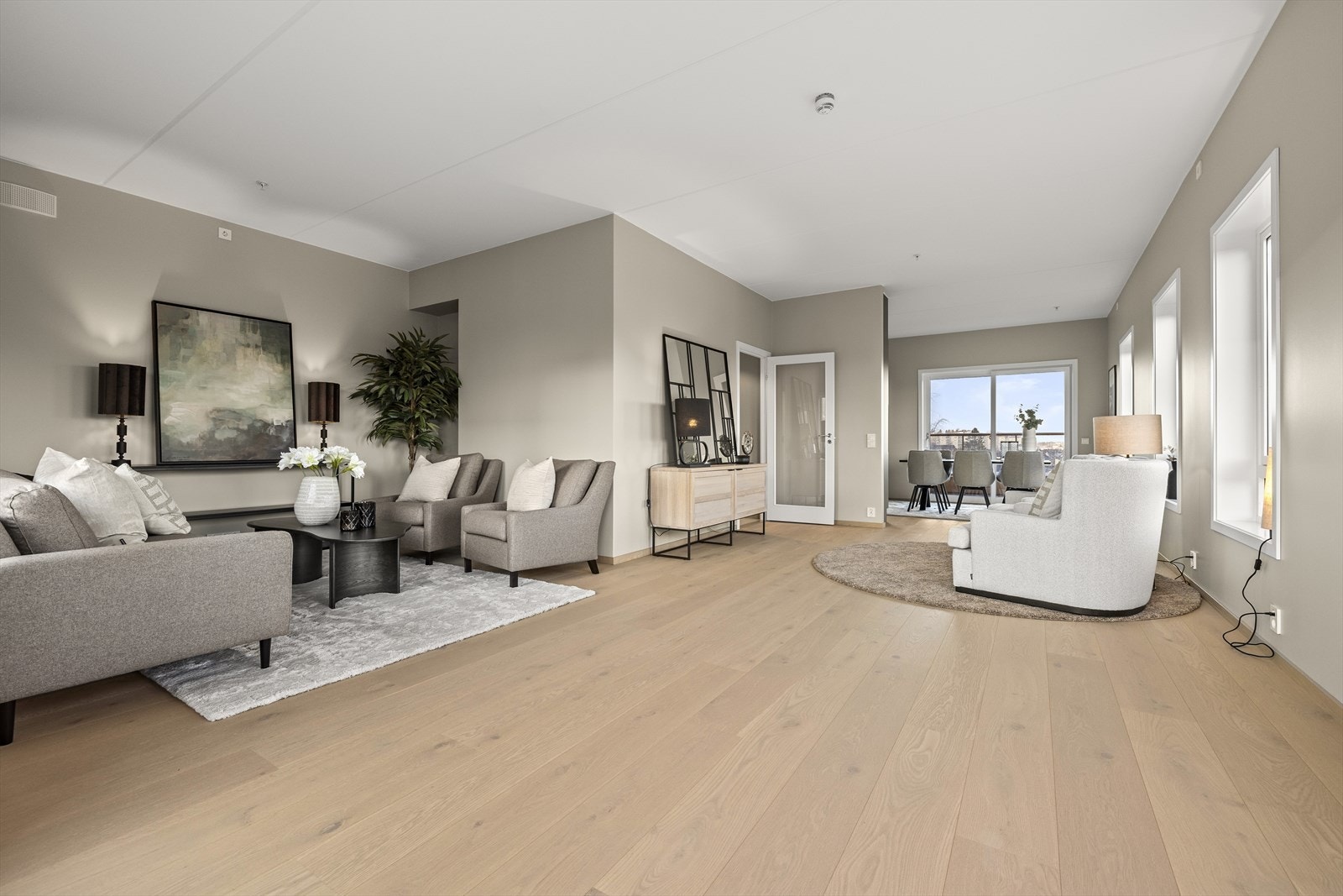 En åpen og gjennomgående planløsning binder stue- og kjøkkensonene sammen på en naturlig måte. Galleribilde