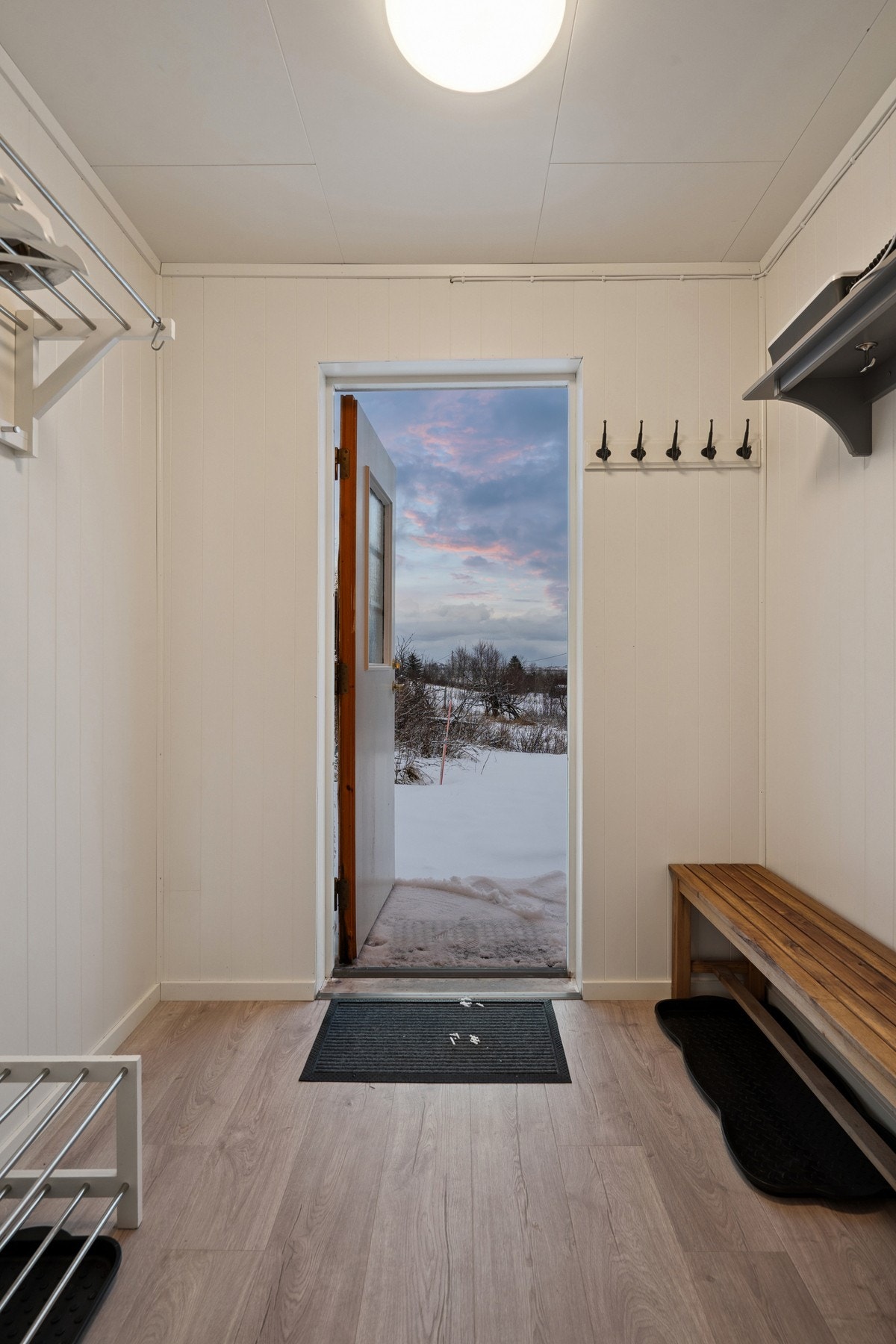 Vindfang med plass til å henge fra seg yttertøy og sko. Galleribilde