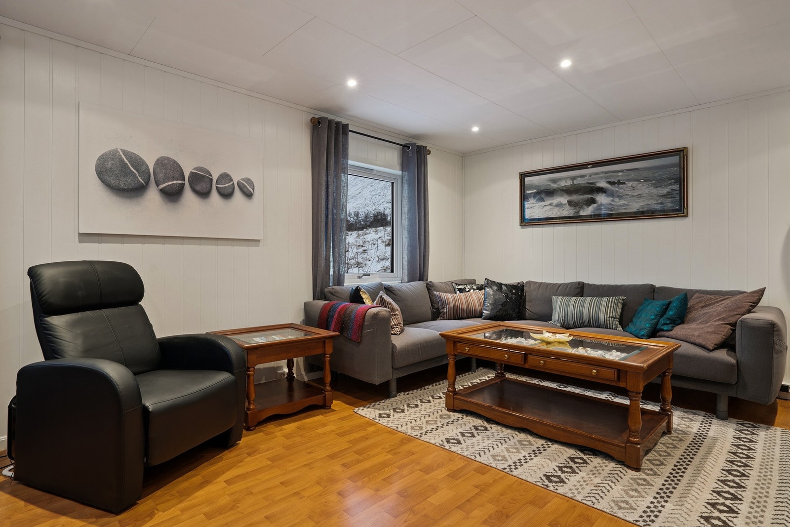 Lysmalte overfalter og spotter i taket. Galleribilde