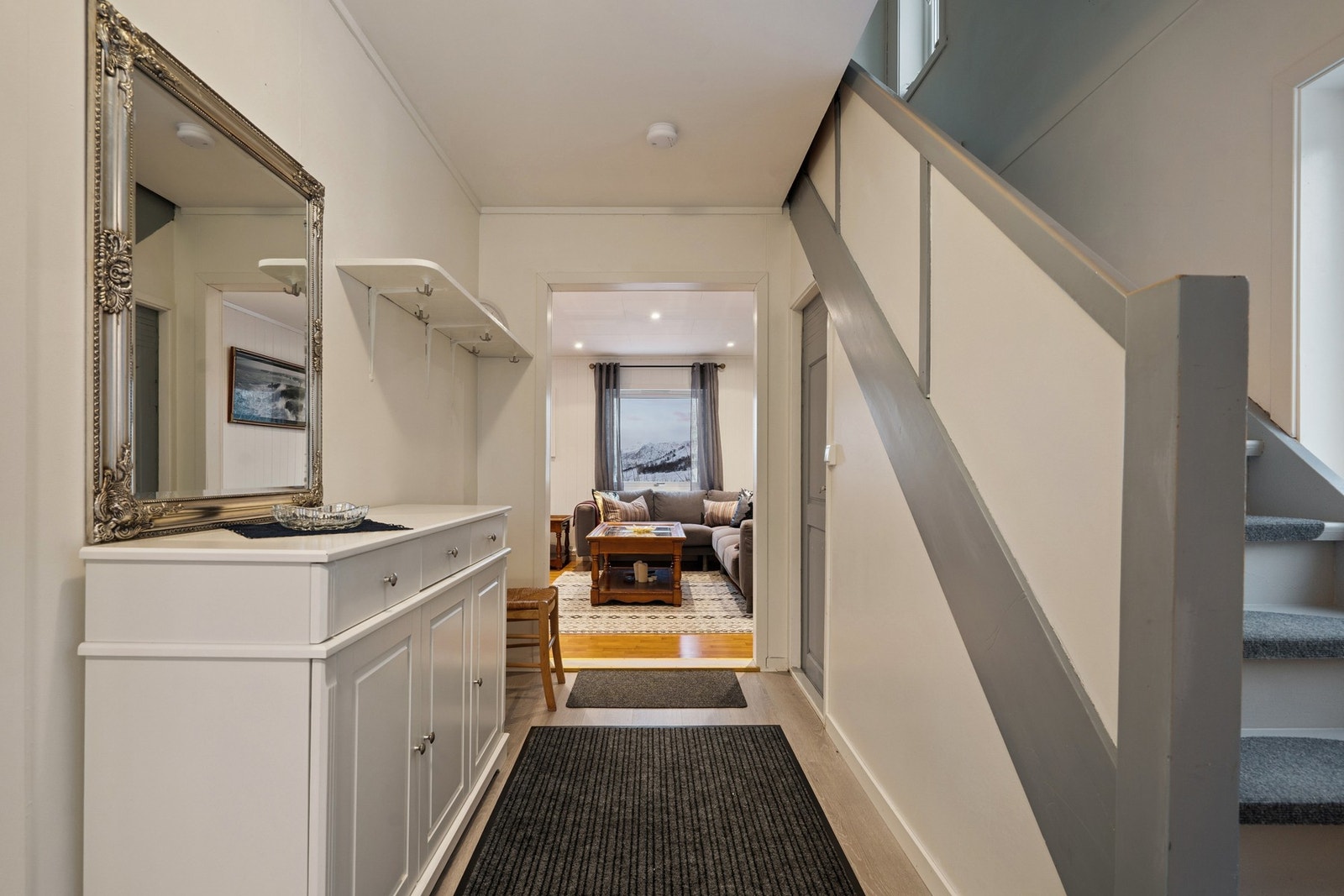 Gang som tar en videre inn til stuen, dør ned til kjeller og trapp opp på loftet. Galleribilde