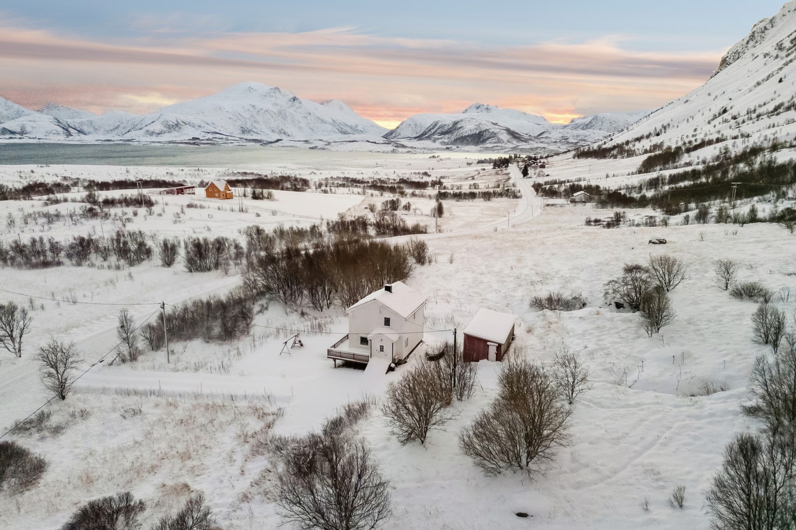 Det er ca. 30-35 minutters kjøretur til Leknes, som er kommunesenteret i Vestvågøy, og omtrent 45 minutter til Svolvær. Galleribilde