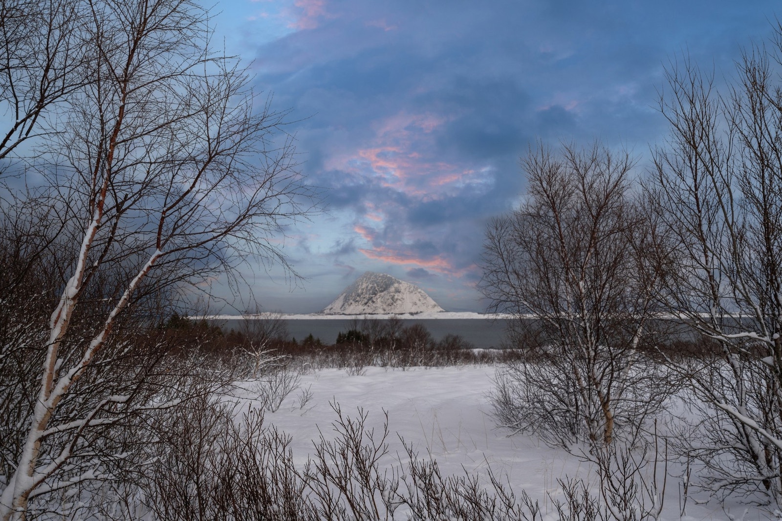 Fra eiendommen er det flotte utsiktsforhold, her ser man blant annet på Hoven - flott tur for å nyte midnattssolen. Galleribilde