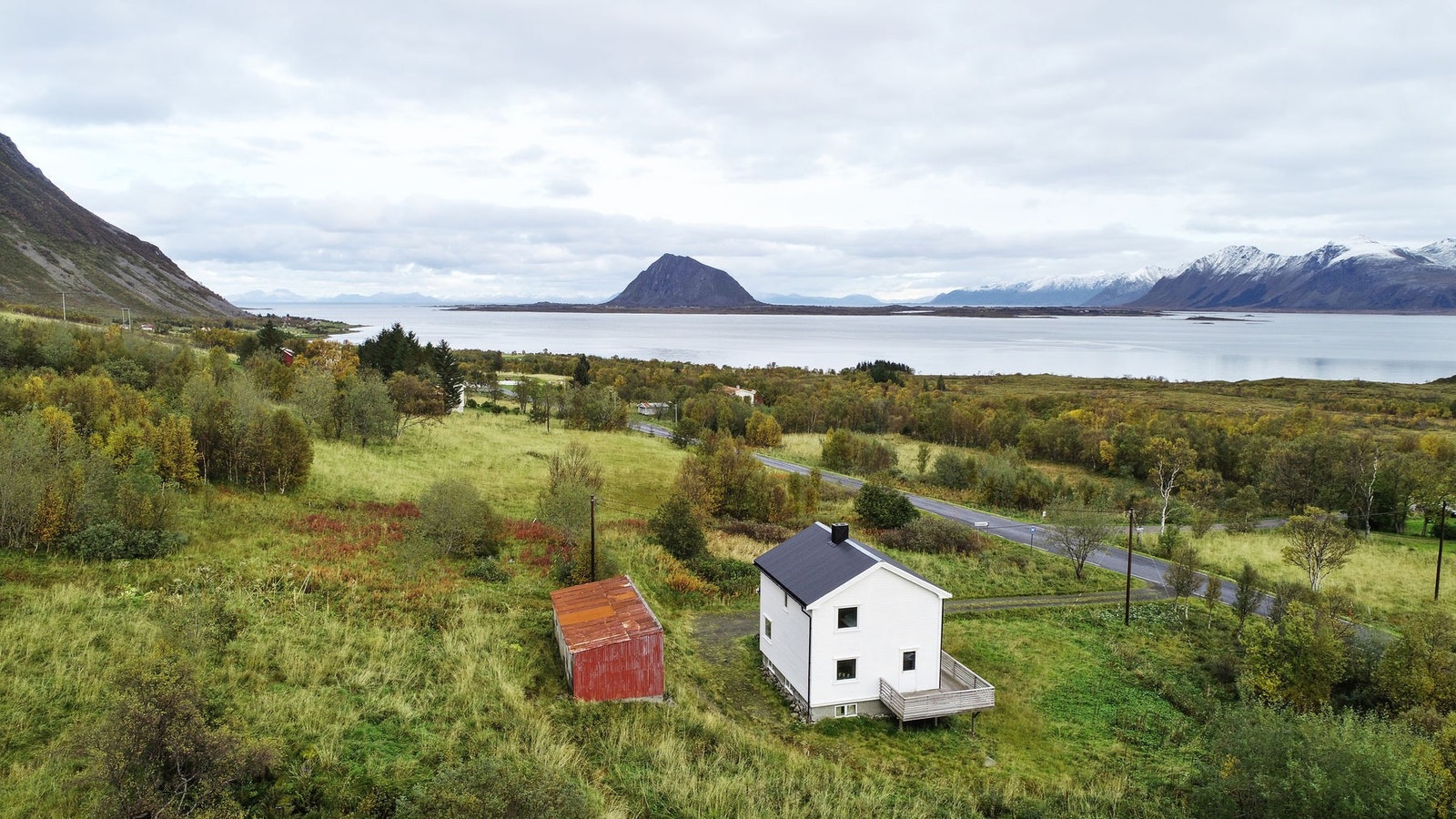 Fritidseiendom som ligger i naturskjønne omgivelser midt i Lofoten. (Bilde fra 2018) Galleribilde