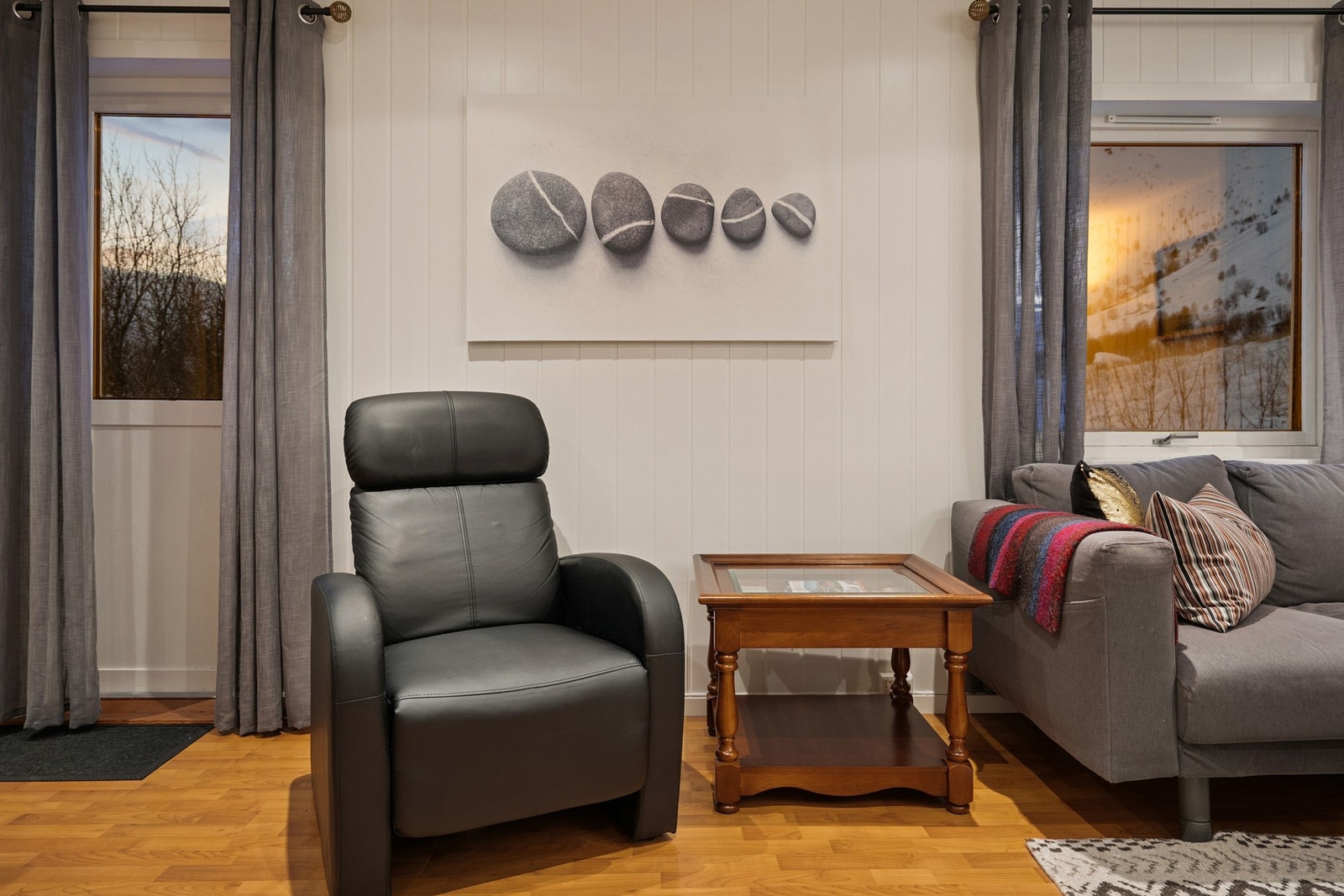 Mellom stuen og spiseplassen er det utgang til terrassen. Galleribilde