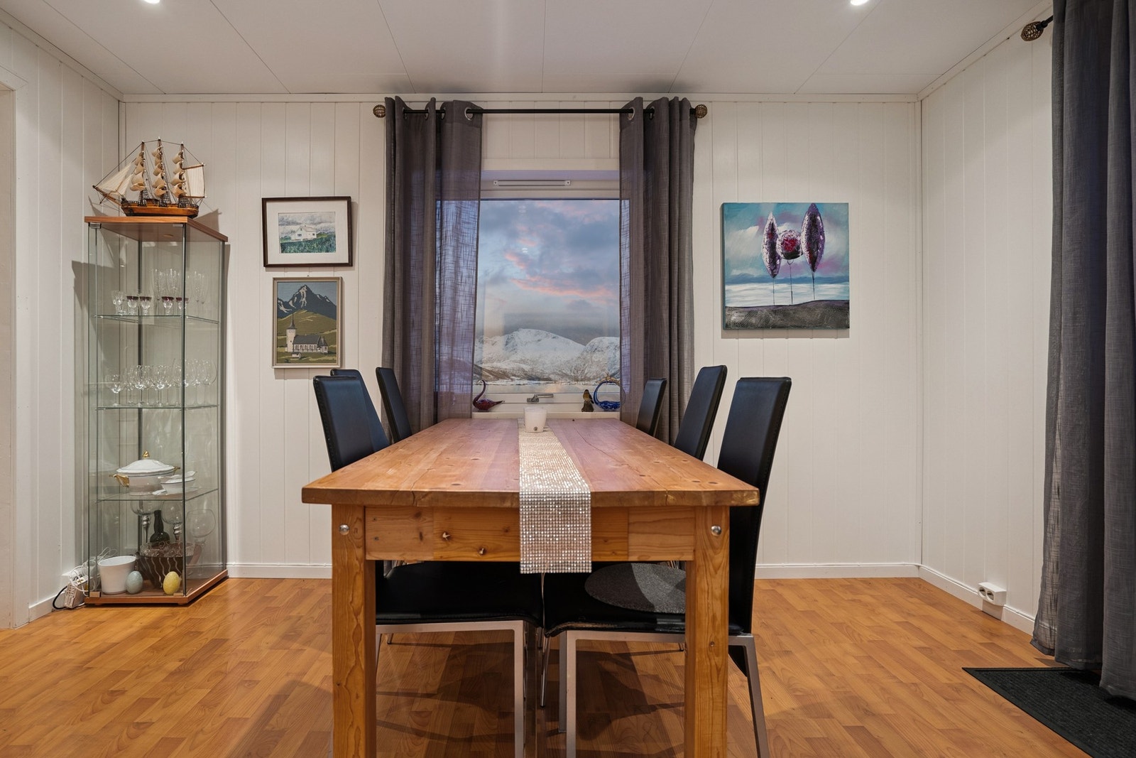 Spiseplassen er like ved kjøkkenet- sjekk utsikten! Galleribilde