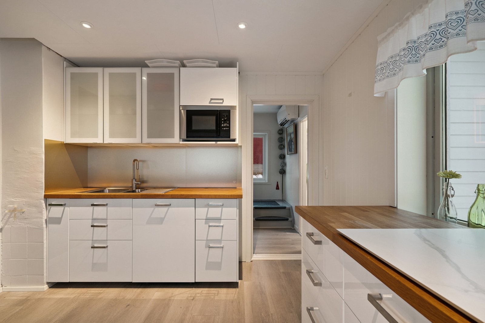 Fra kjøkkenet er det også utgang til gangen. Galleribilde