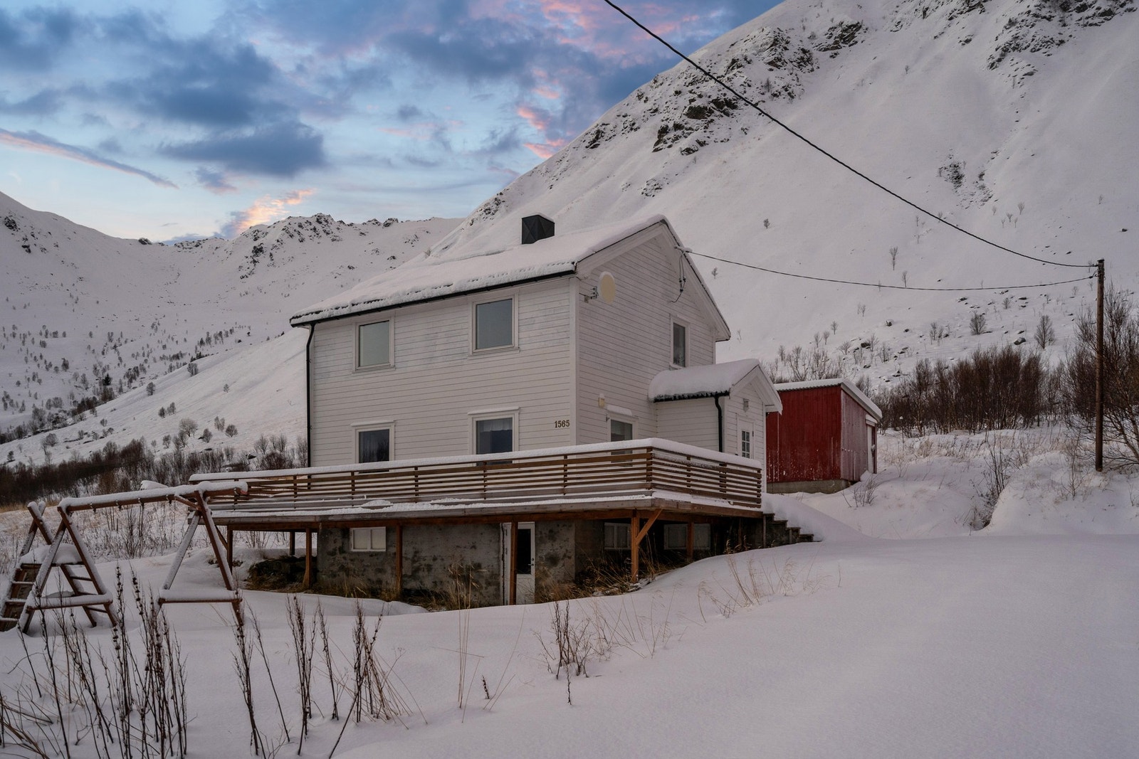Tomten er av romslig størrelse på ca. 68 dekar som fordeler seg over 3 teiger, hvorav en ligger nede ved sjøen. Galleribilde