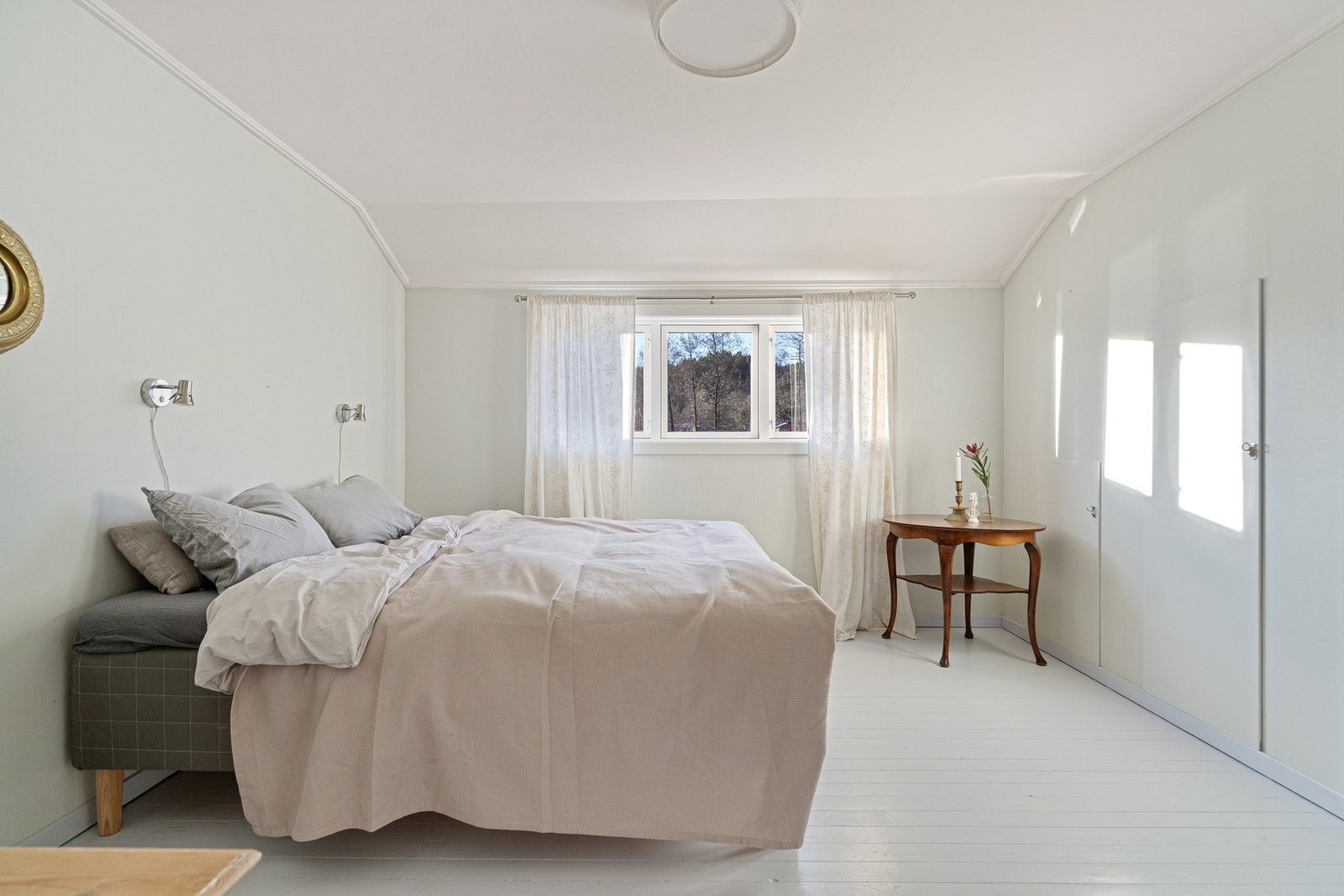 Hovedsoverommet har skapplass til høyre i bildet Galleribilde