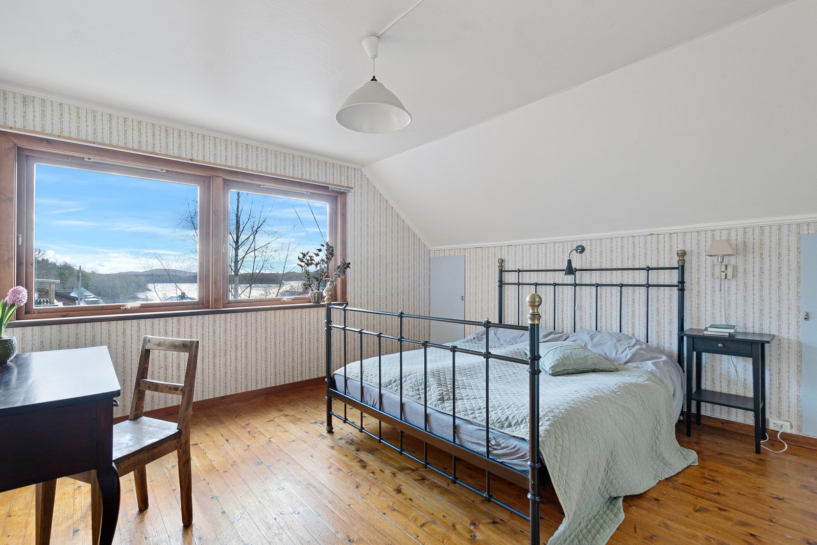 Soverom nr 2 med kott og stor bod i andre enden. Mulig å dele av rommet. Galleribilde